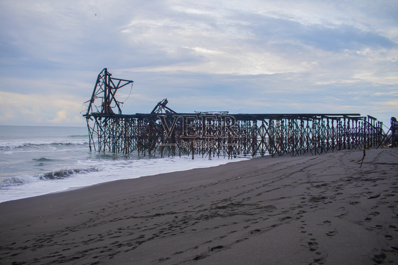 古色古香的船坞，生锈的金属，还有云朵照片摄影图片