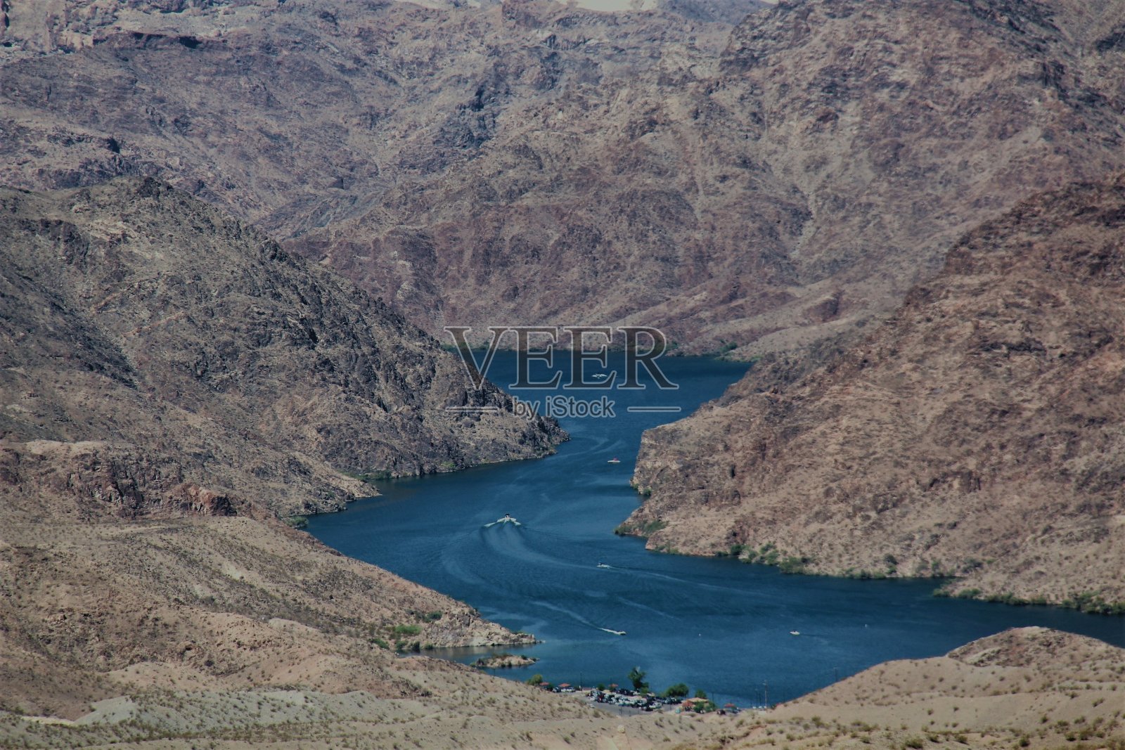 科罗拉多河在山脉之间。照片摄影图片