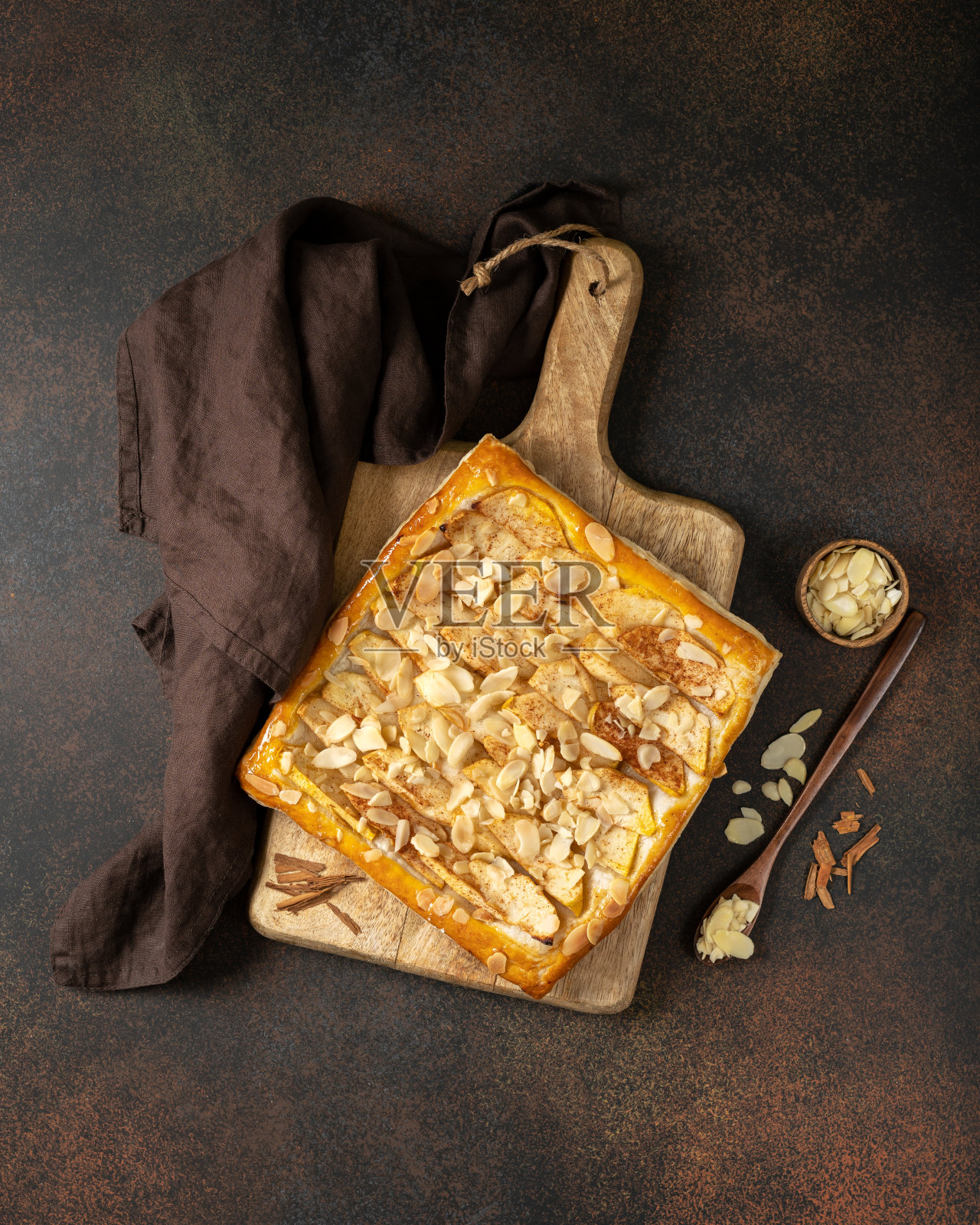 用松饼里的苹果，肉桂和杏仁自制的派照片摄影图片