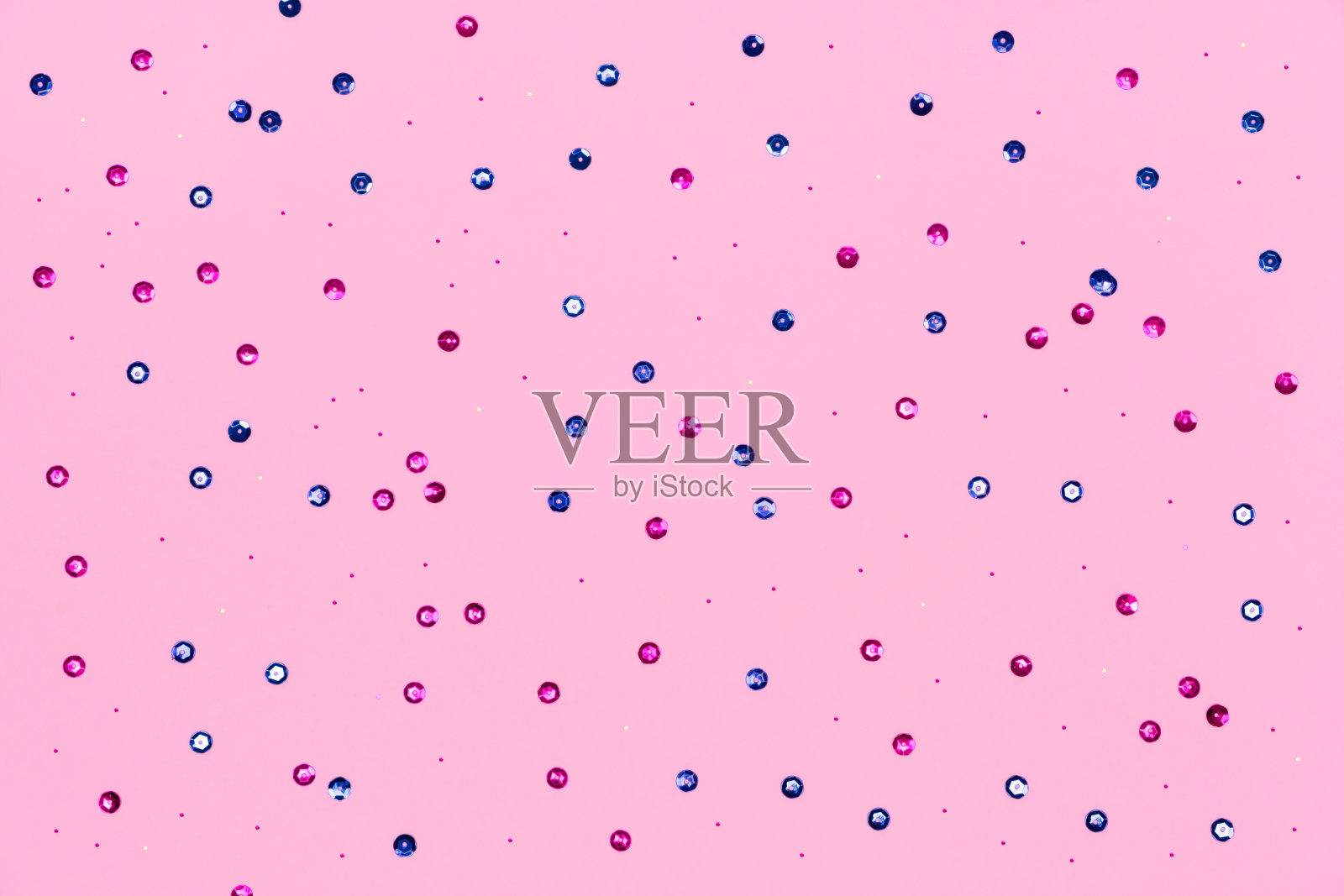 粉红色的背景与彩色亮片和亮片。适合您的设计背景。副本的空间。模板。照片摄影图片