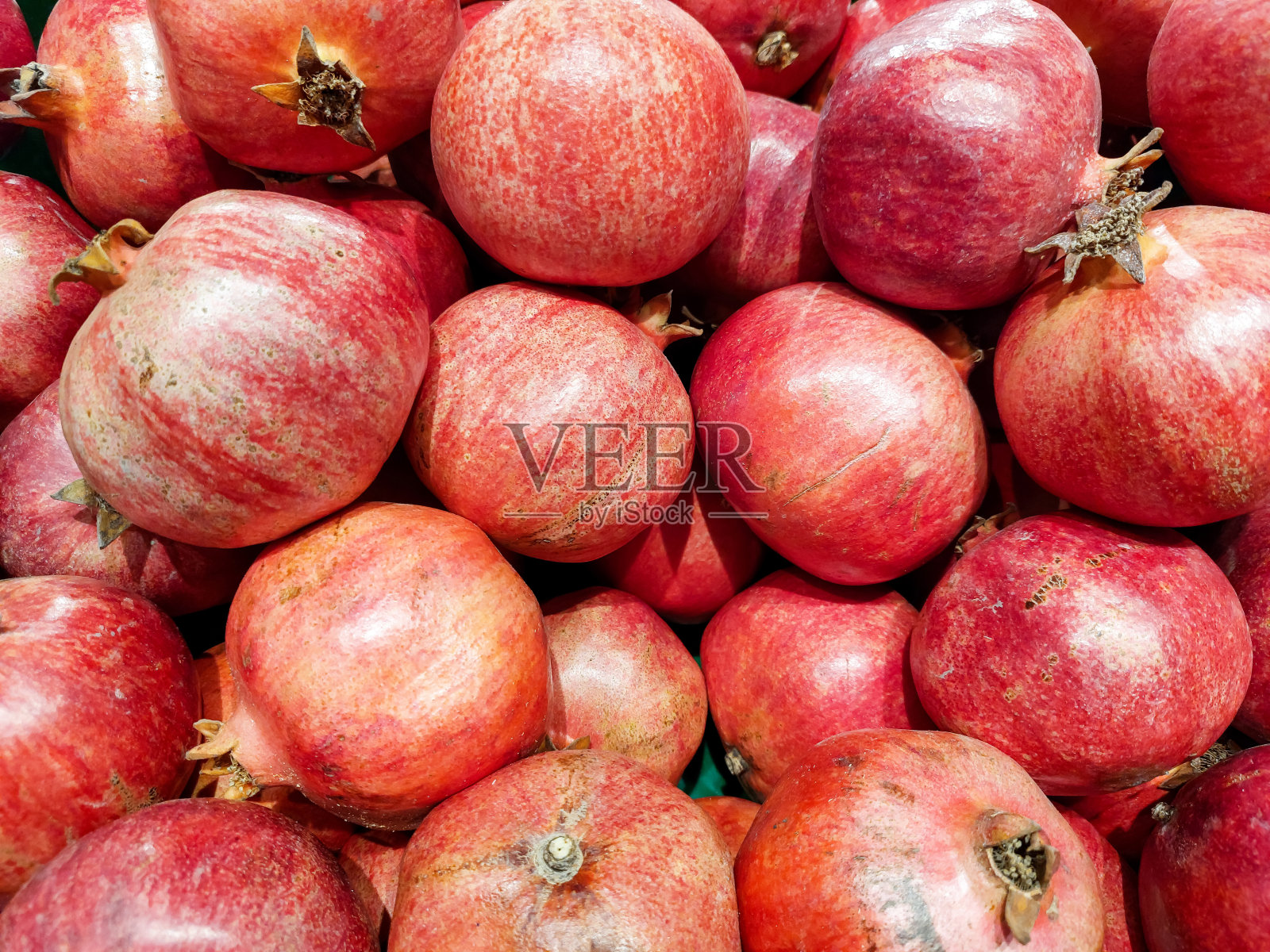 市场上的红石榴。收获的概念。有机水果。素食。照片摄影图片