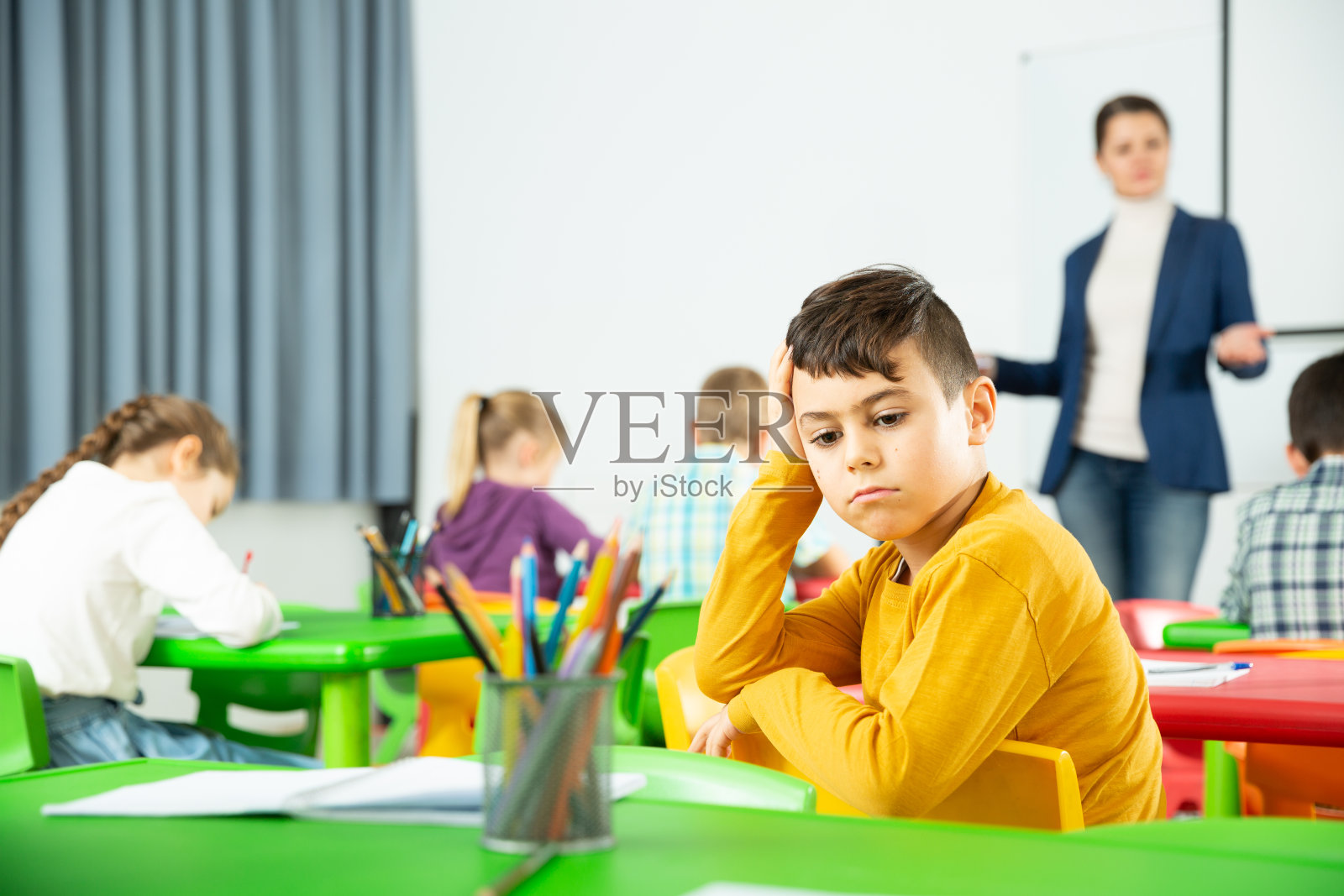 在教室里心烦意乱的男孩照片摄影图片