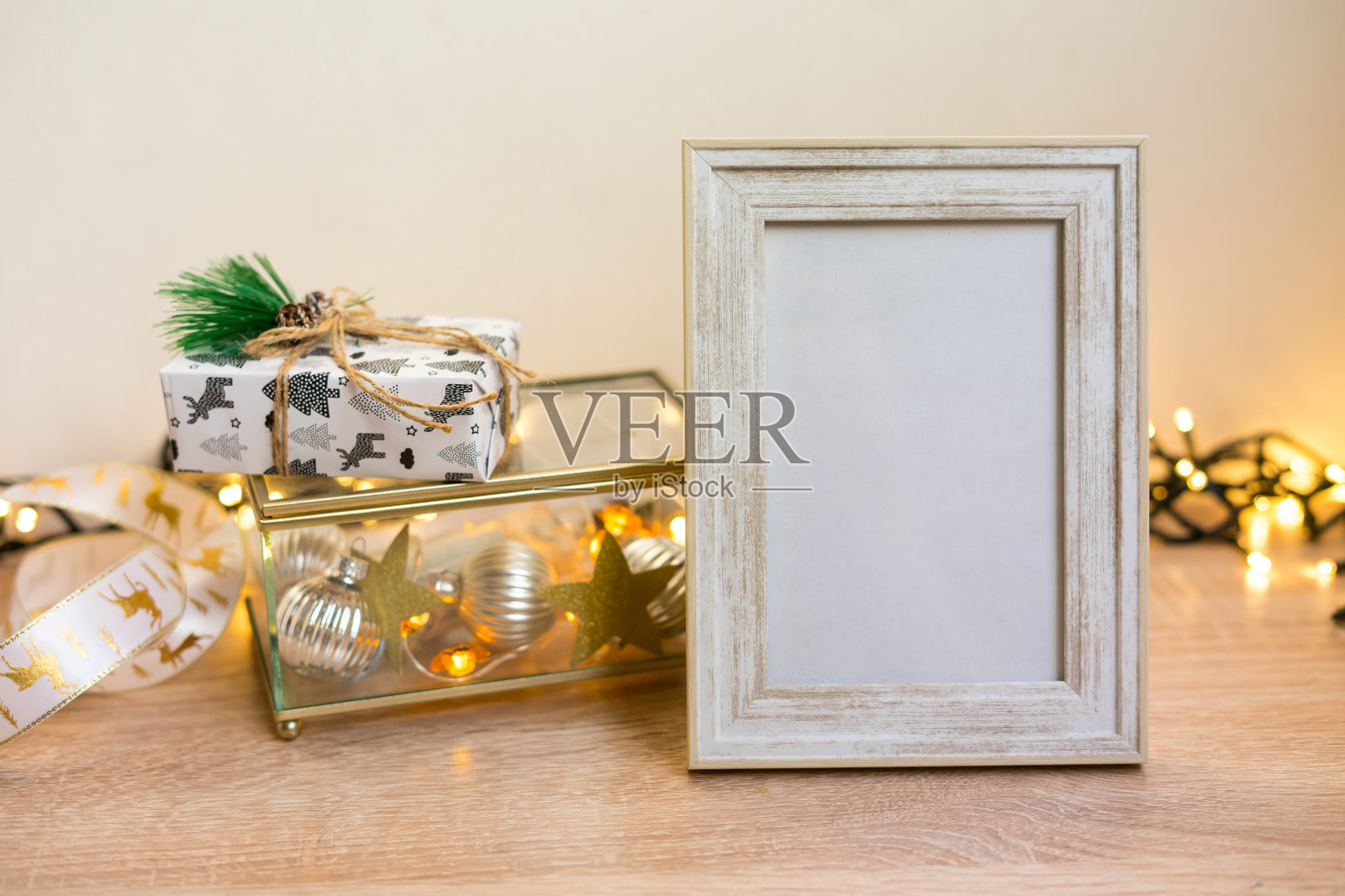 肖像白色相框模型与圣诞礼物，博肯灯照片摄影图片