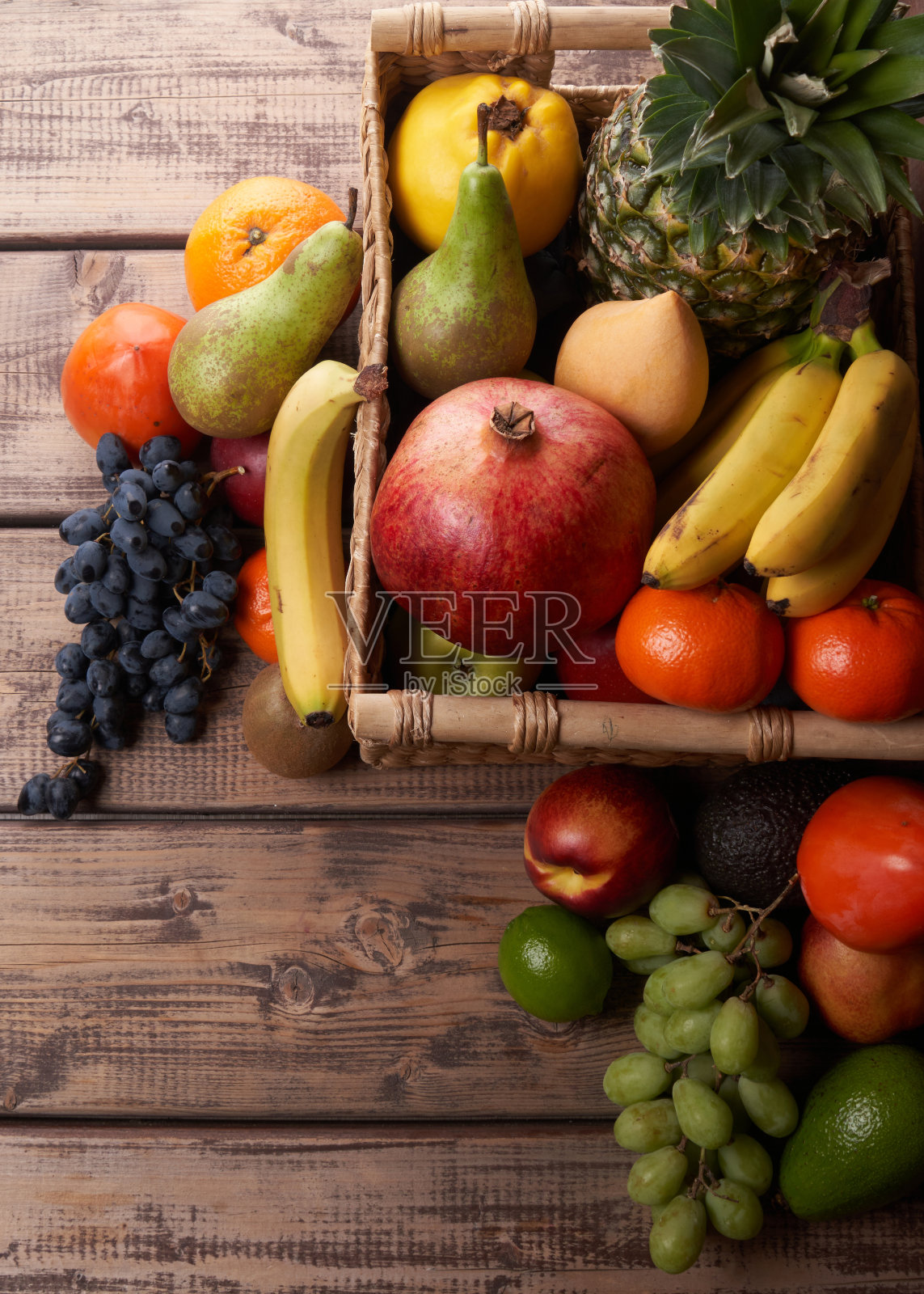 混合新鲜多汁色彩丰富的异国热带水果篮子在木制背景俯视图照片摄影图片