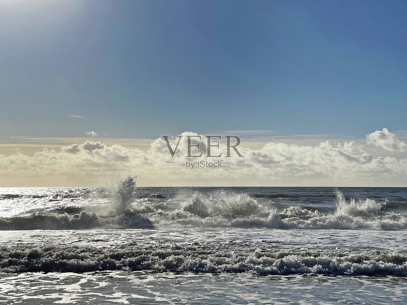 英国多塞特郡伯恩茅斯海岸线上的惊涛骇浪照片摄影图片