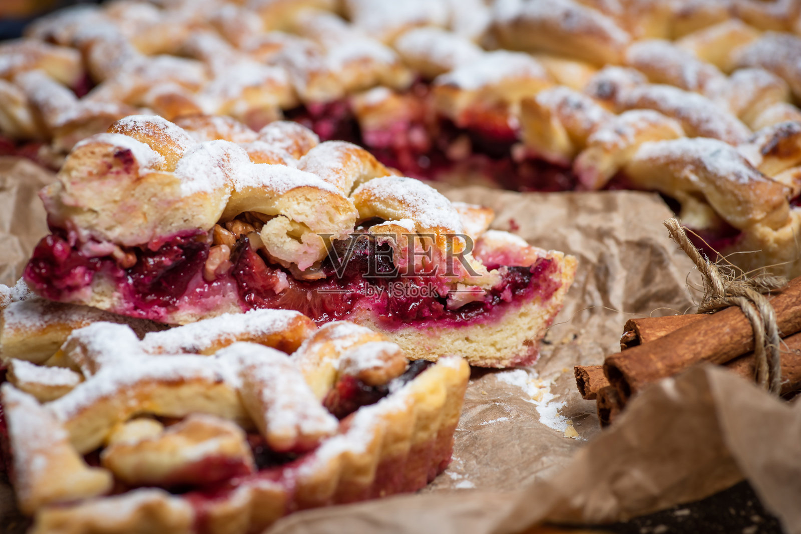 一片切片的梅子派。传统的美味的蛋糕照片摄影图片