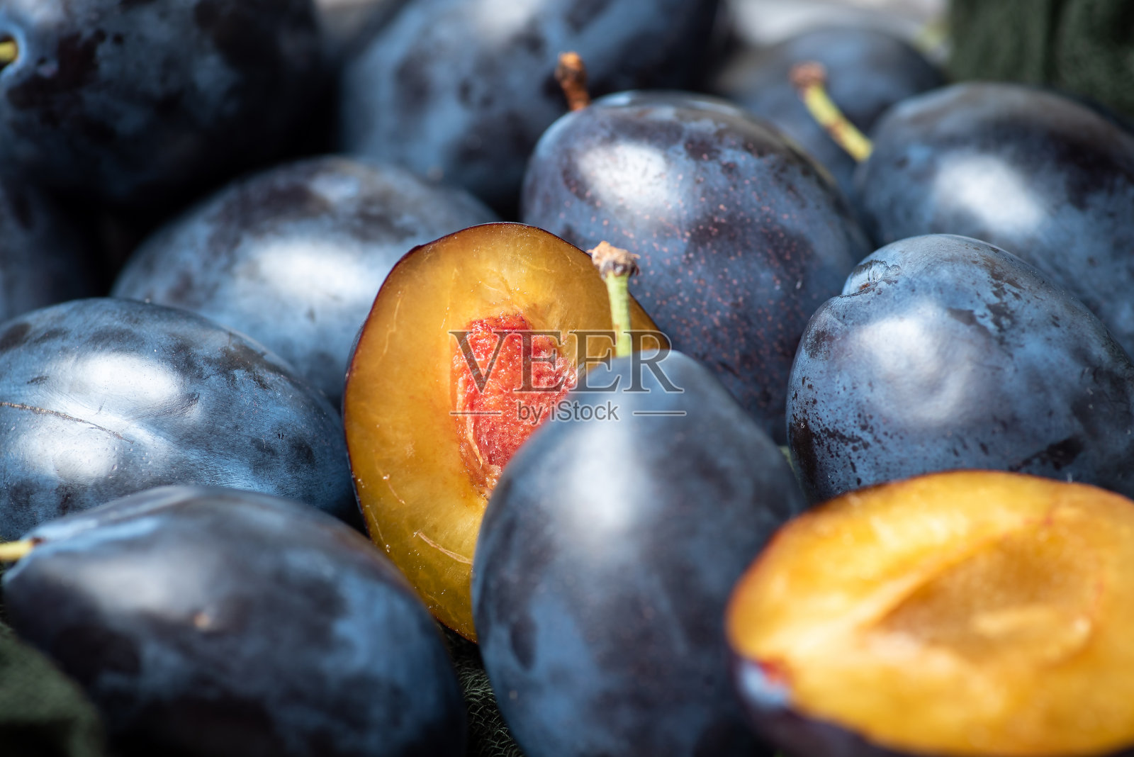 新鲜、成熟、有机的李子照片摄影图片