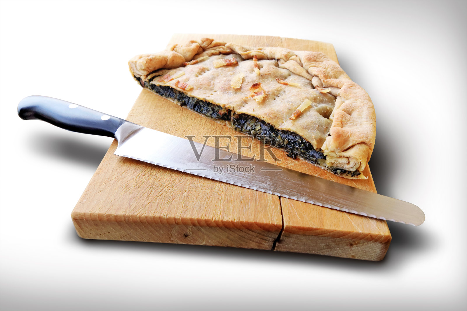 整个咸肉馅饼和熏肉在木板上切成两半照片摄影图片