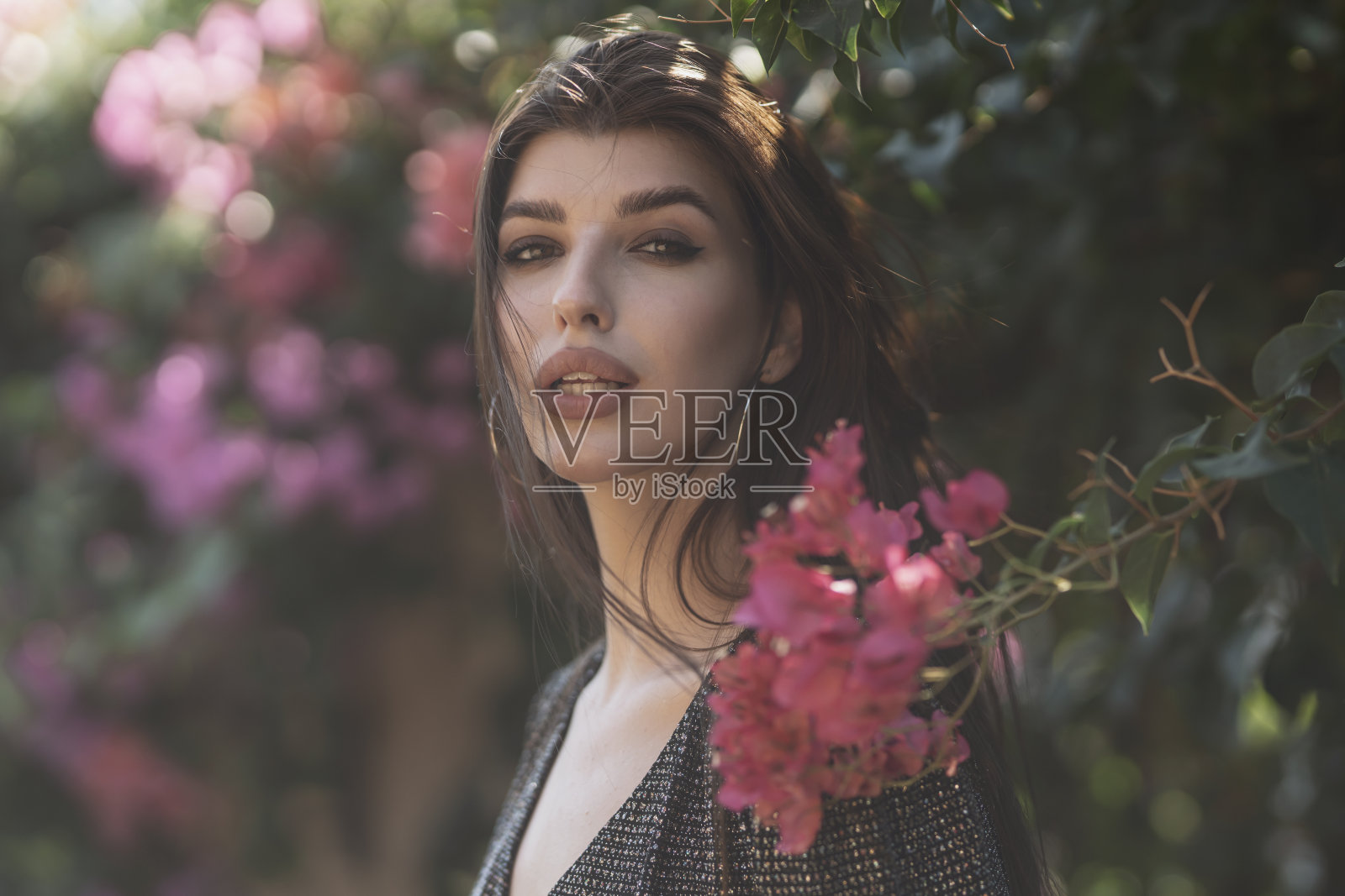 美丽的女孩在春天的灌木丛中照片摄影图片