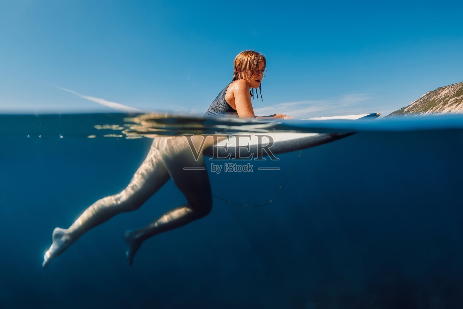 美丽的运动冲浪女孩在性感比基尼冲浪板照片摄影图片