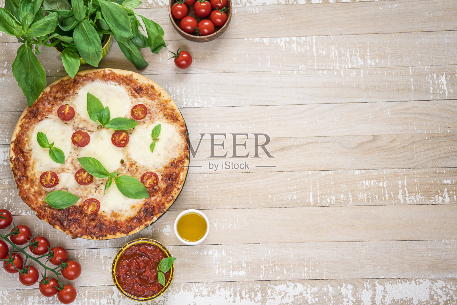 轻木桌上玛格丽塔披萨的俯视图照片摄影图片