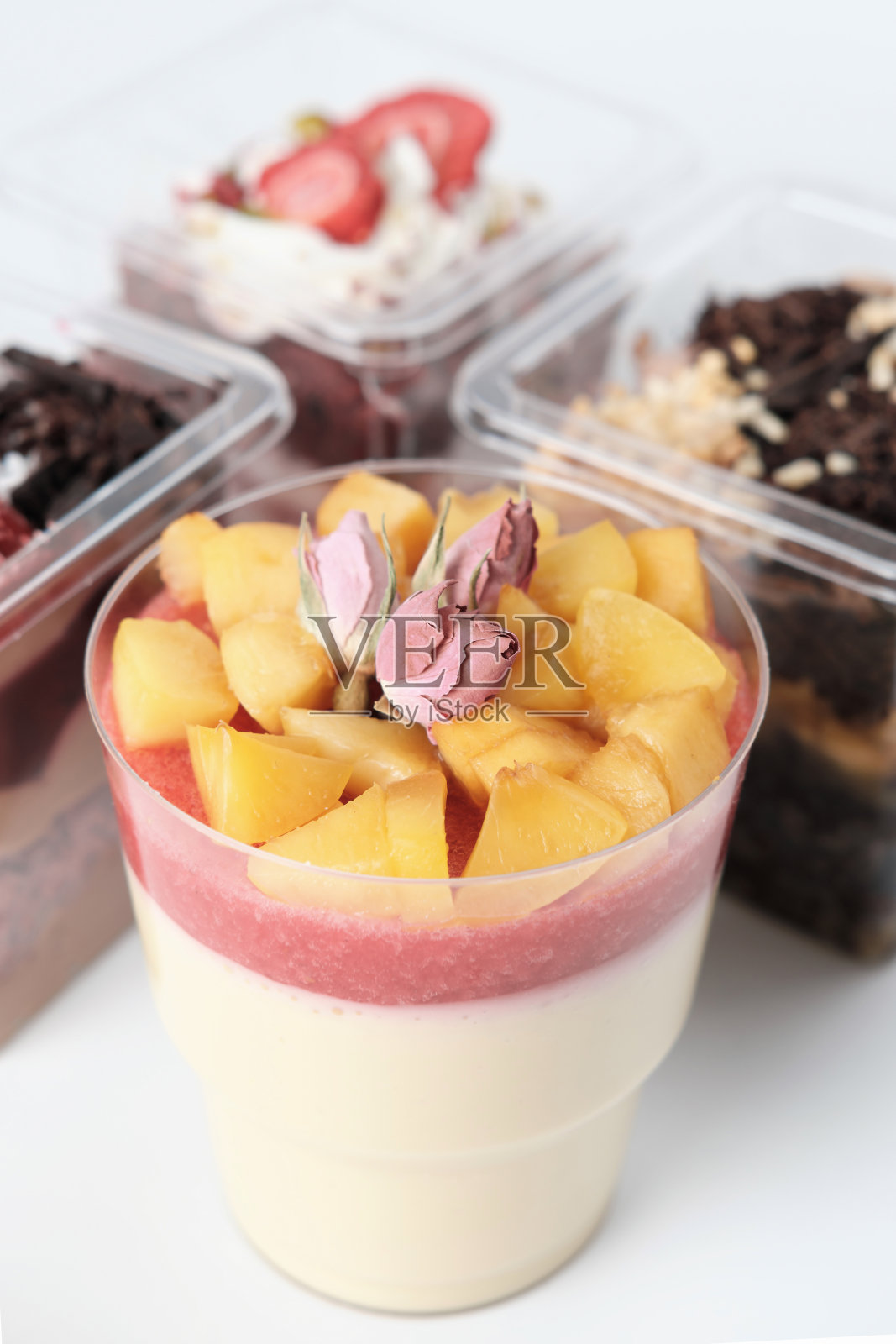 草莓果酱苹果慕斯和玫瑰花蕾装饰苹果片。秋天舒适的食物。带走的甜点。照片摄影图片