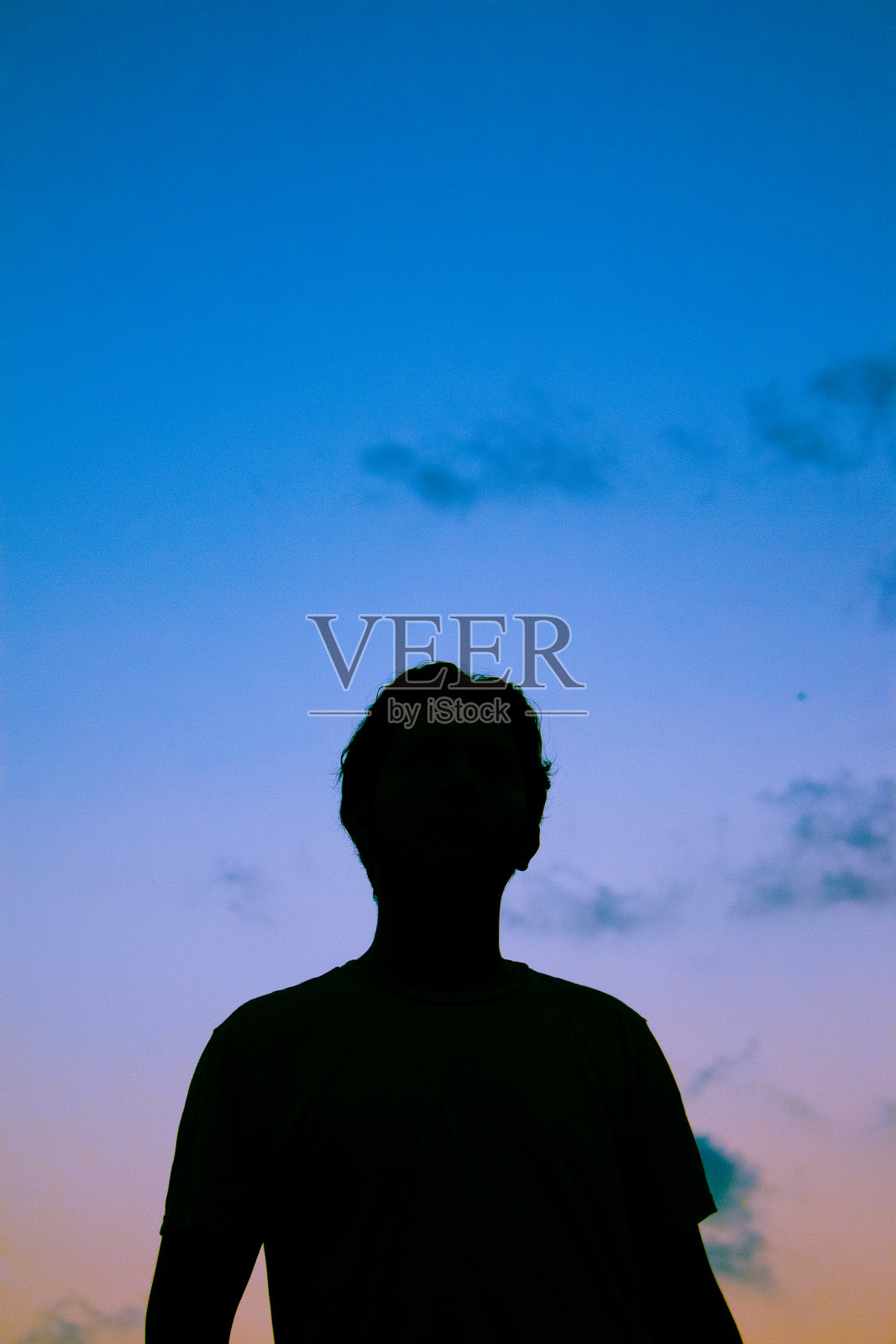 背光的男人照片摄影图片