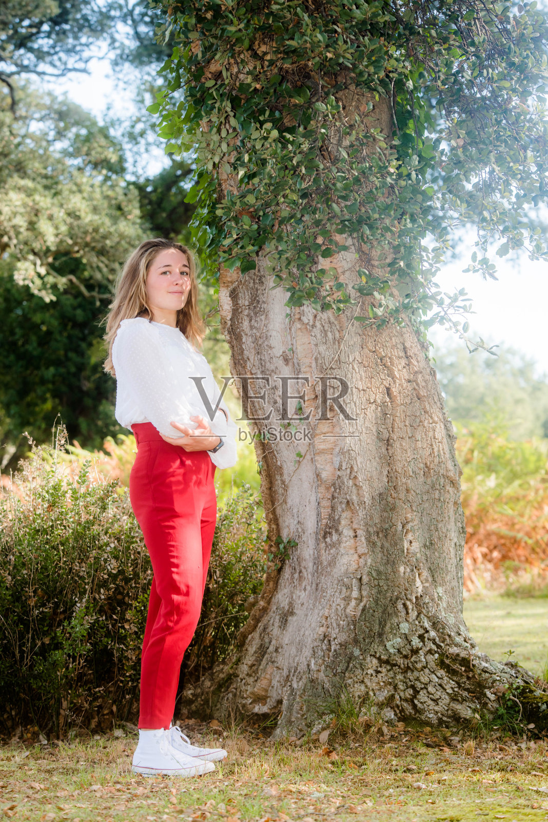 一个美丽的年轻女子的肖像在秋天的风景照片摄影图片