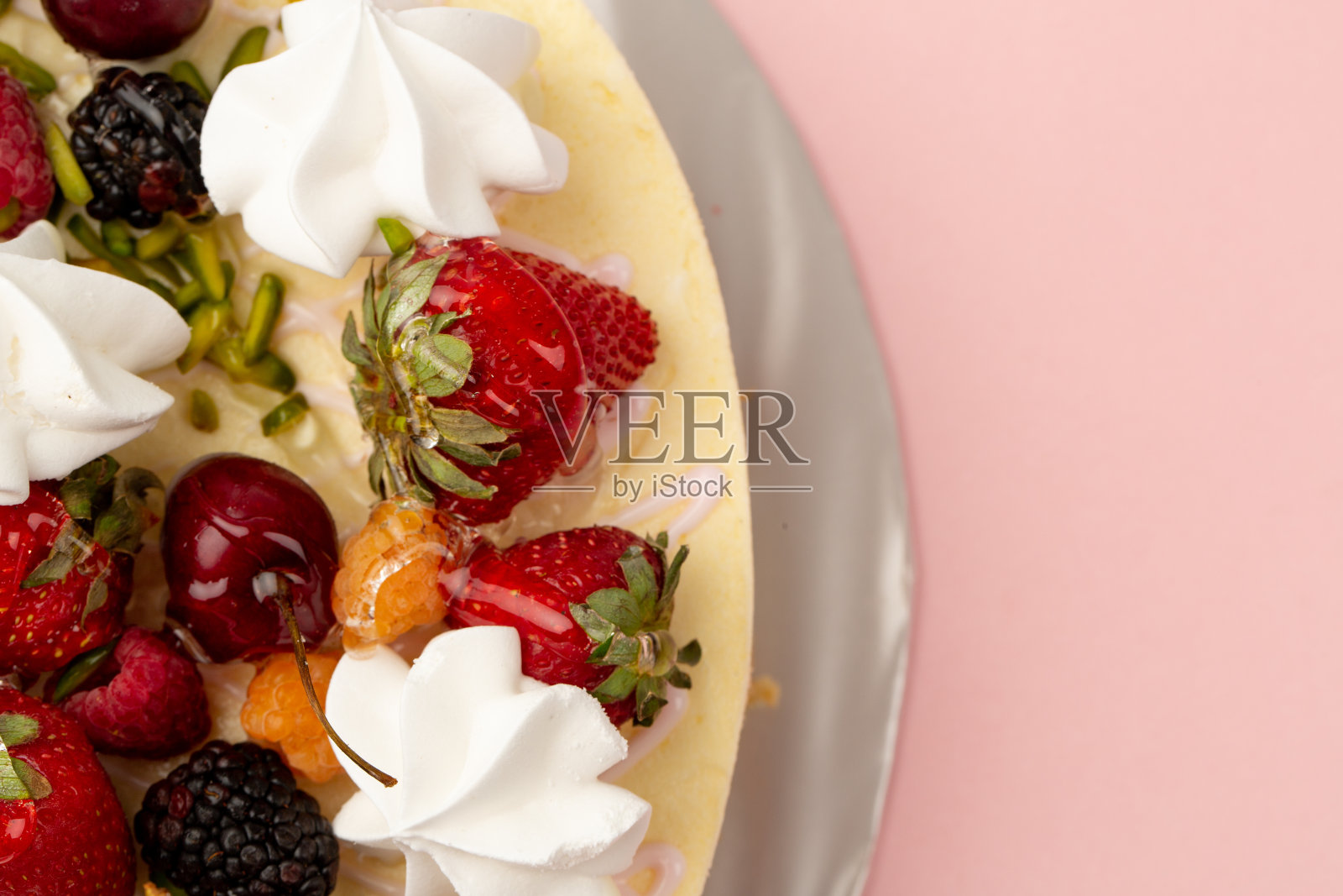 奶酪蛋糕，上面有水果和浆果照片摄影图片