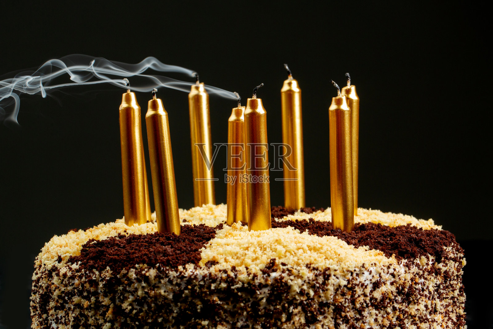 两种颜色的蛋糕巧克力和香草饼干照片摄影图片