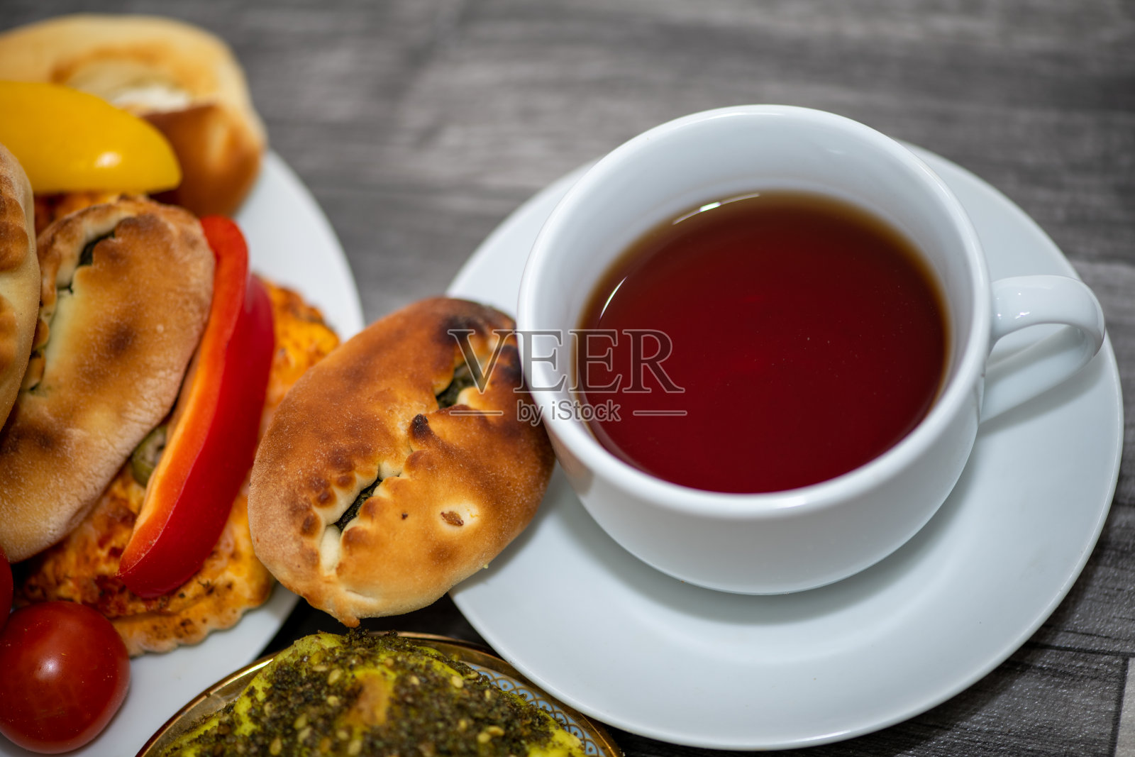 早餐马纳基什与扎塔尔中东阿拉伯菜在木制背景照片摄影图片