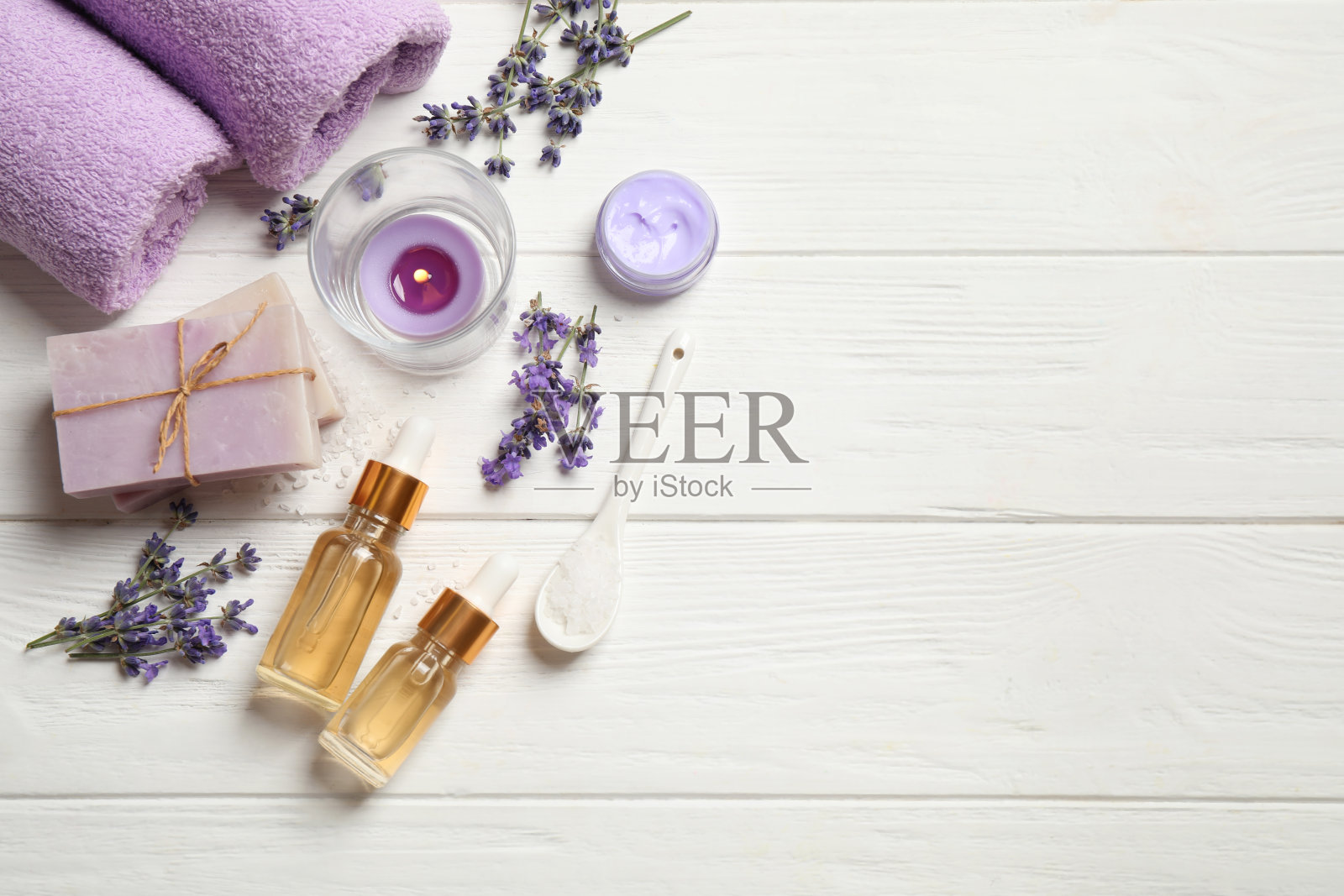 平铺构图，精油和薰衣草花，白色木制背景。空间的文本照片摄影图片
