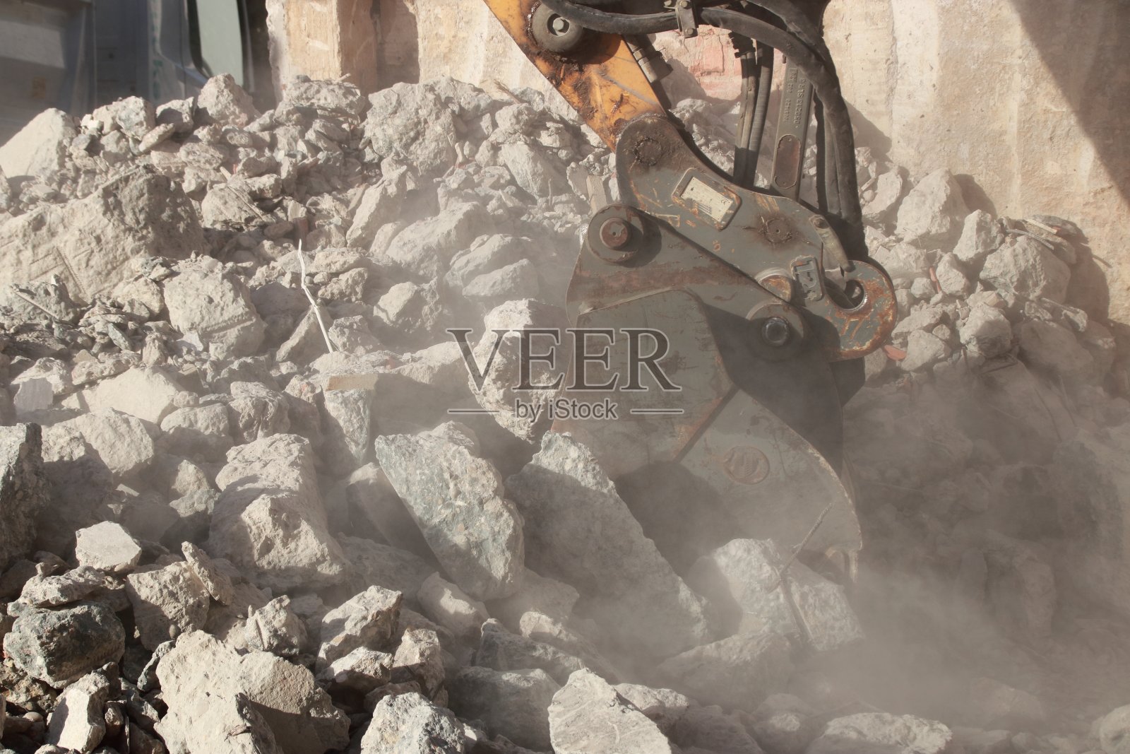 用挖掘机装载建筑碎石照片摄影图片