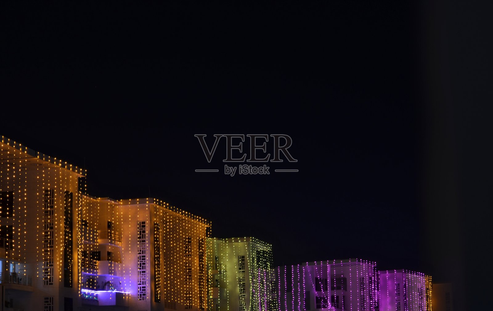 排灯节的时候，建筑物都装饰着一串串的灯。印度。城市。塔。照片摄影图片