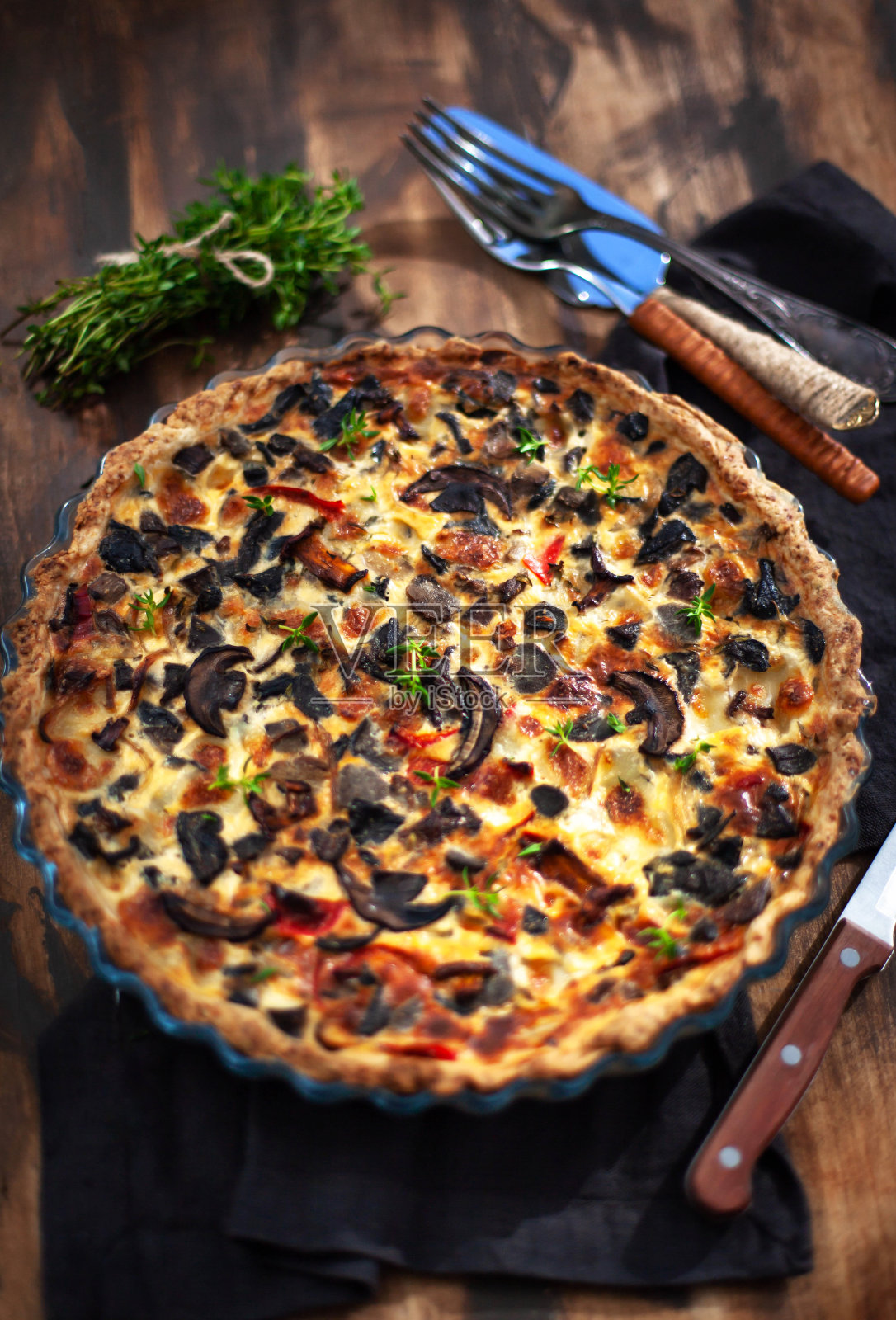 美味的自制蘑菇和奶酪蛋挞照片摄影图片