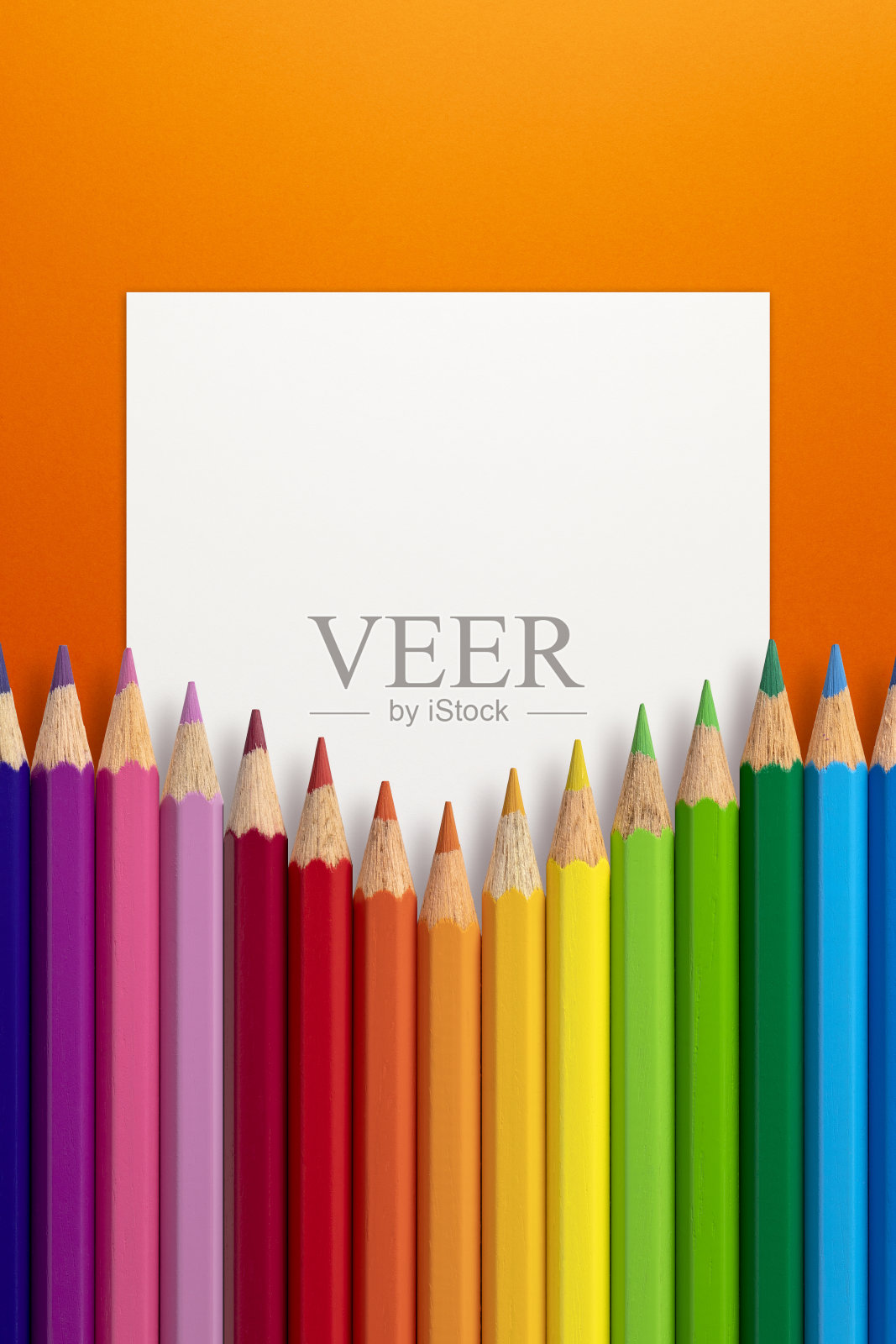 纸笔记和铅笔在橙色的垂直背景照片摄影图片