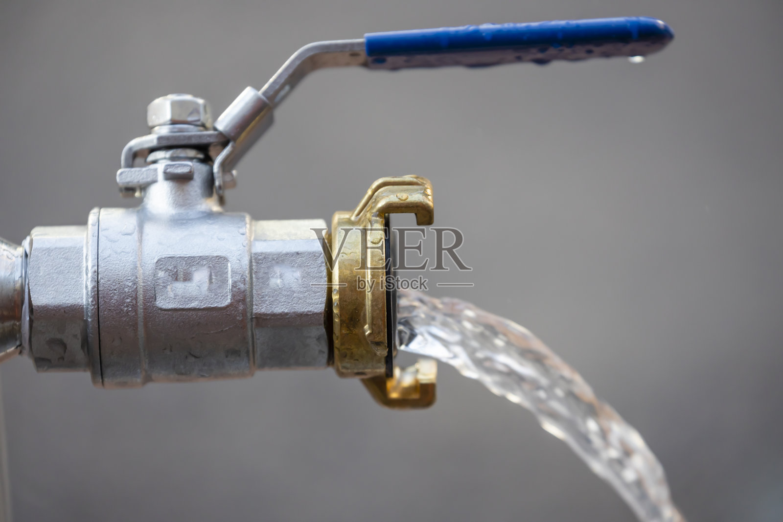 水从阀门里漏出来照片摄影图片