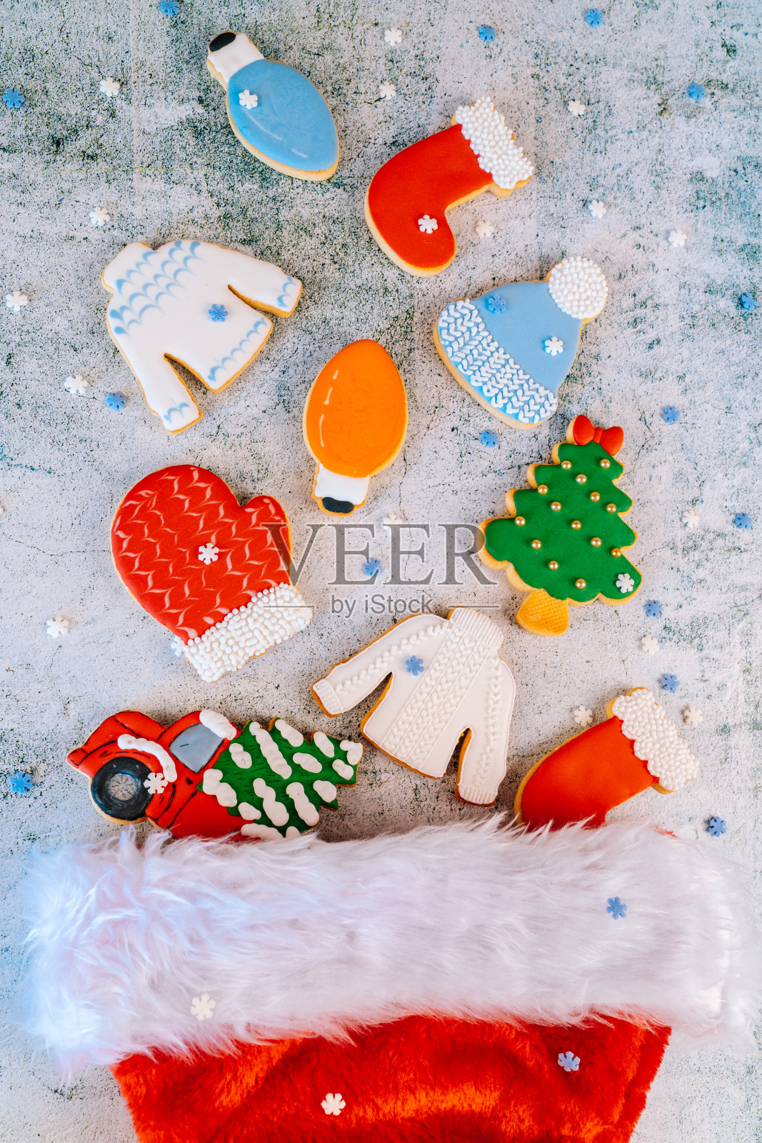 圣诞和新年姜饼曲奇放在桌上。糖果，美味的饼干，光滑的糖，糖霜装饰。寒假，除夕夜派对或圣诞概念。季节性包装和特性照片摄影图片