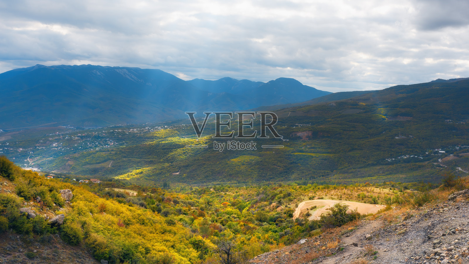 从德米尔德日山观看卢奇斯托耶村庄照片摄影图片