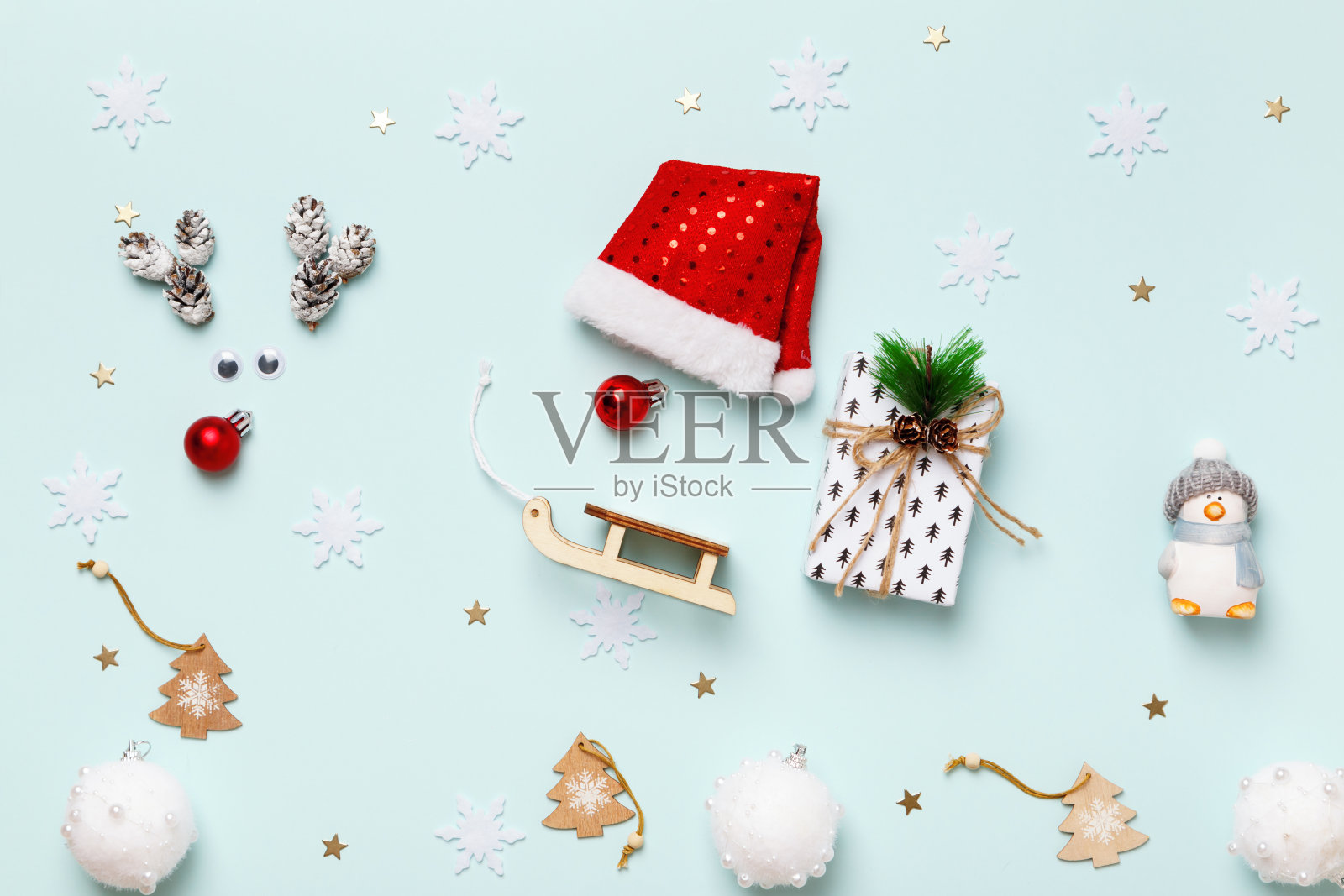 圣诞节的概念。鹿和圣诞老人坐着雪橇，蓝色背景上有礼物。照片摄影图片