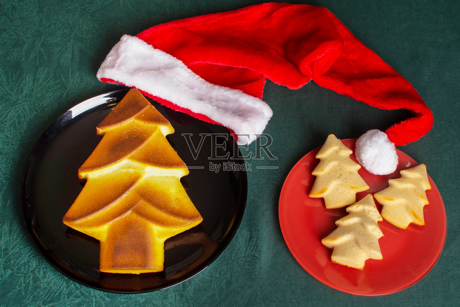 用食物制作的创意圣诞树，在家DIY烘焙。照片摄影图片