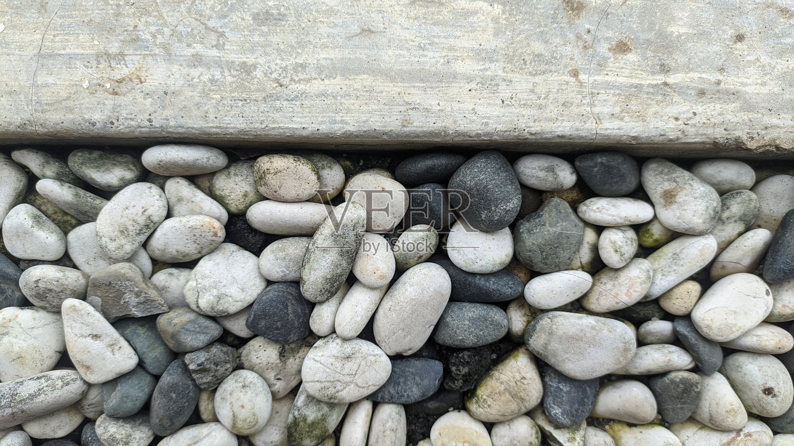 白色和黑色鹅卵石照片摄影图片