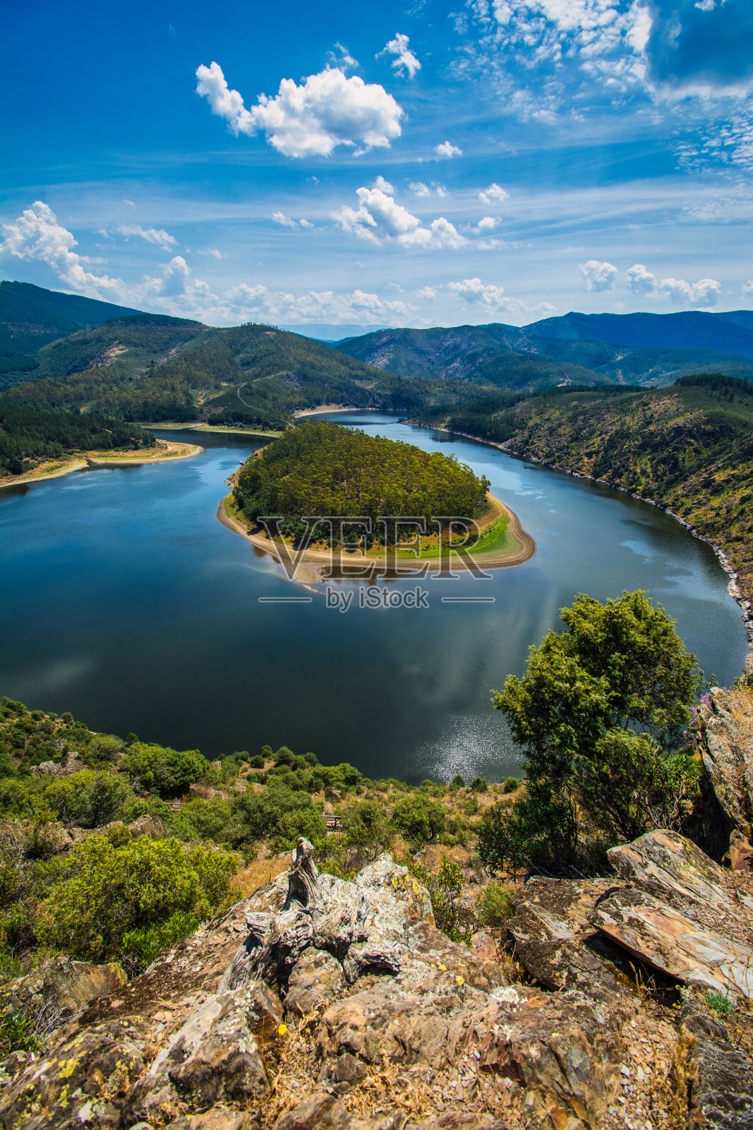 自然景观和Alagón河。照片摄影图片