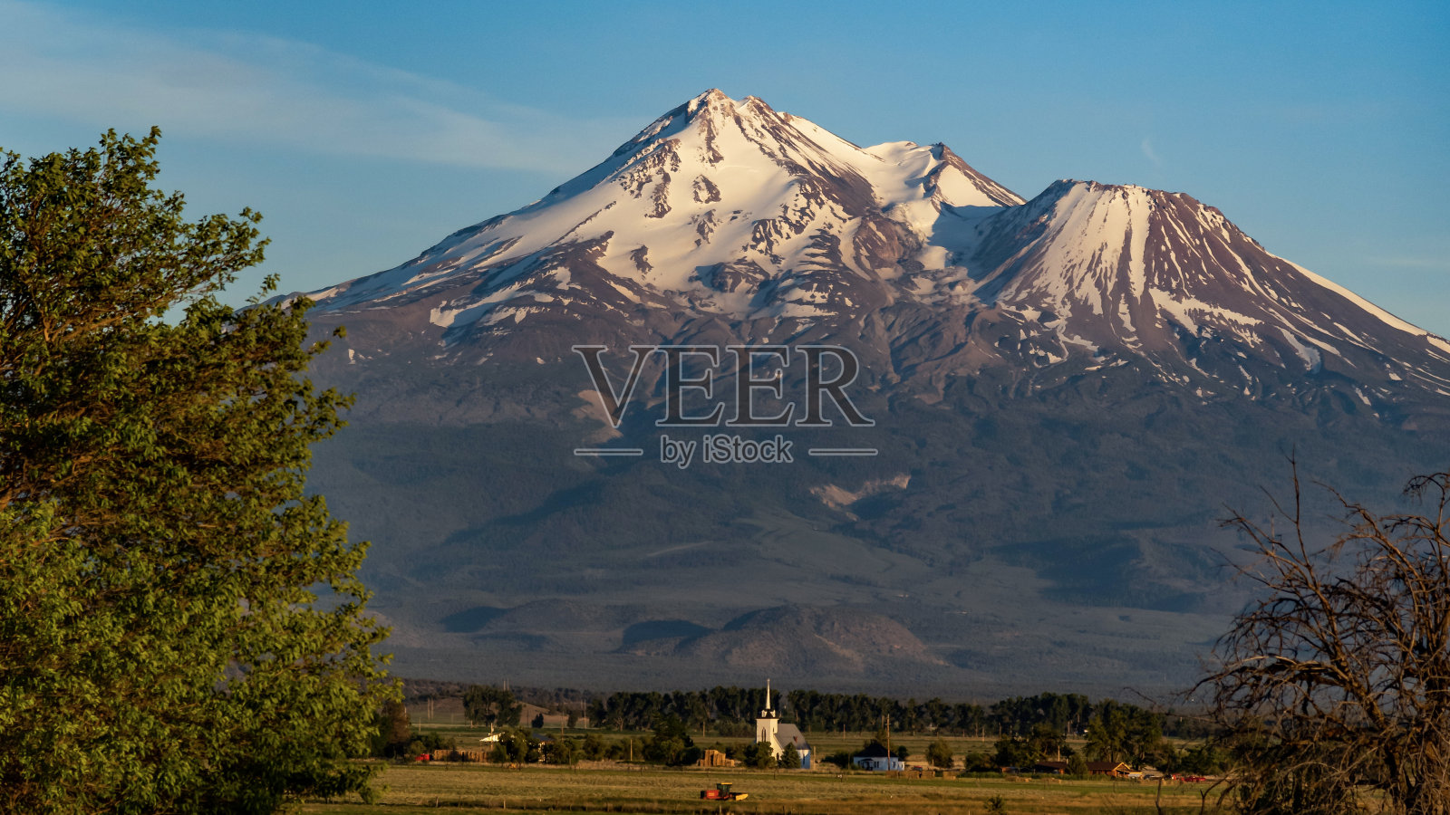 沙斯塔山的一座小教堂显得矮小起来照片摄影图片