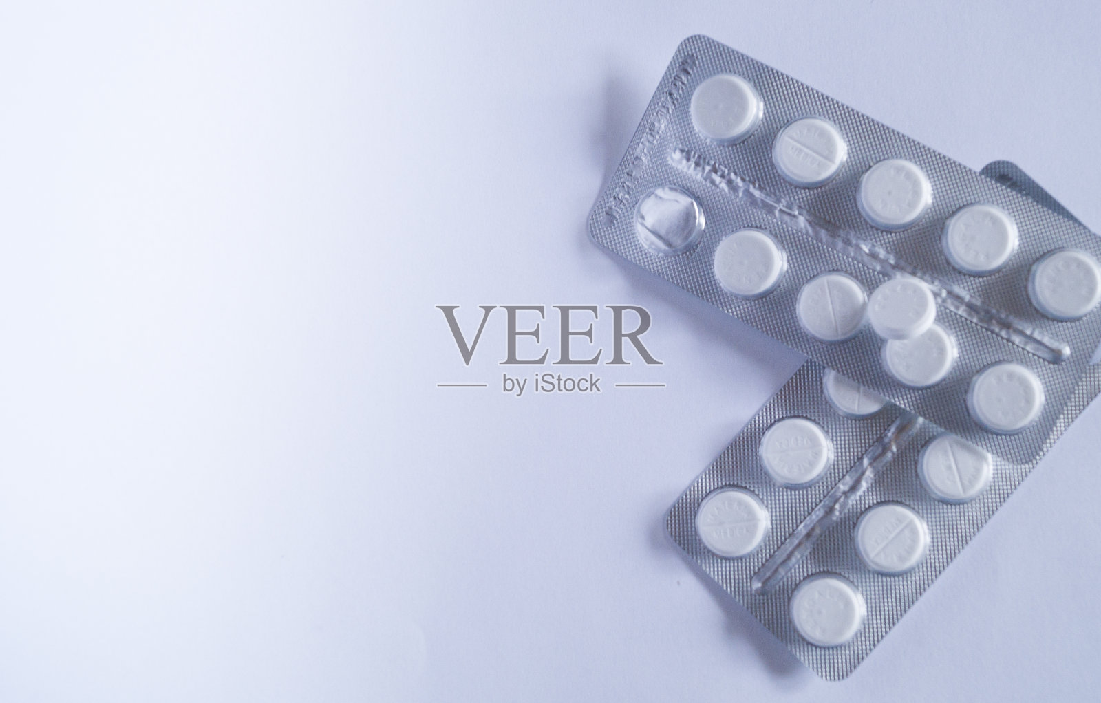 白色药片包装在银色水泡。在室内照片摄影图片