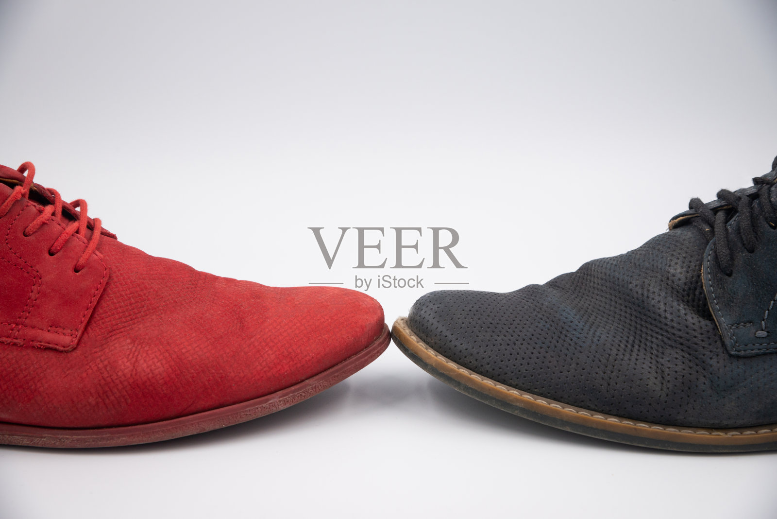 男鞋。男士时尚皮鞋，白色背景。照片摄影图片