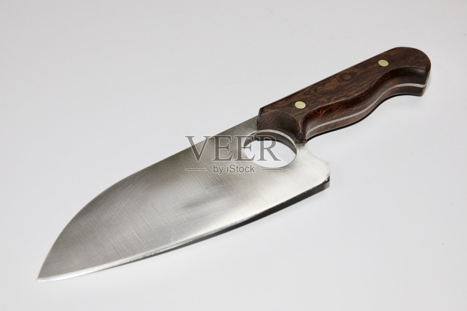 手工制作的特殊设计的厨师刀在白色背景-木制和金属材料照片摄影图片