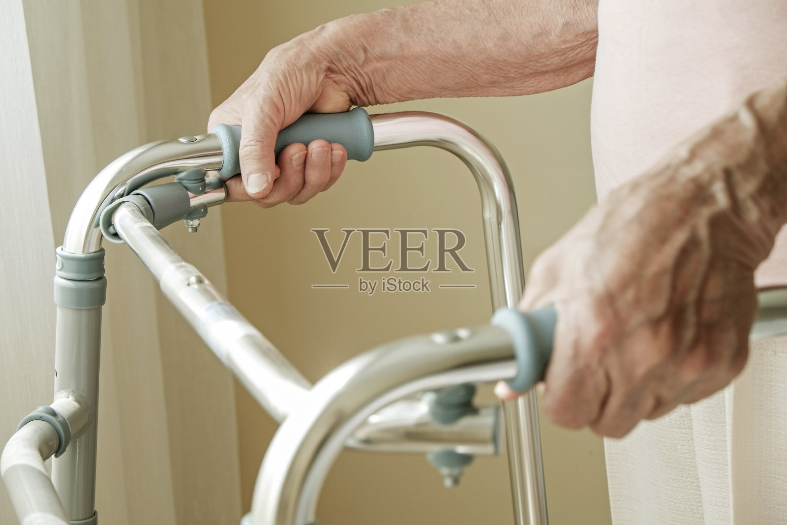 有行走架的老年女士。照片摄影图片