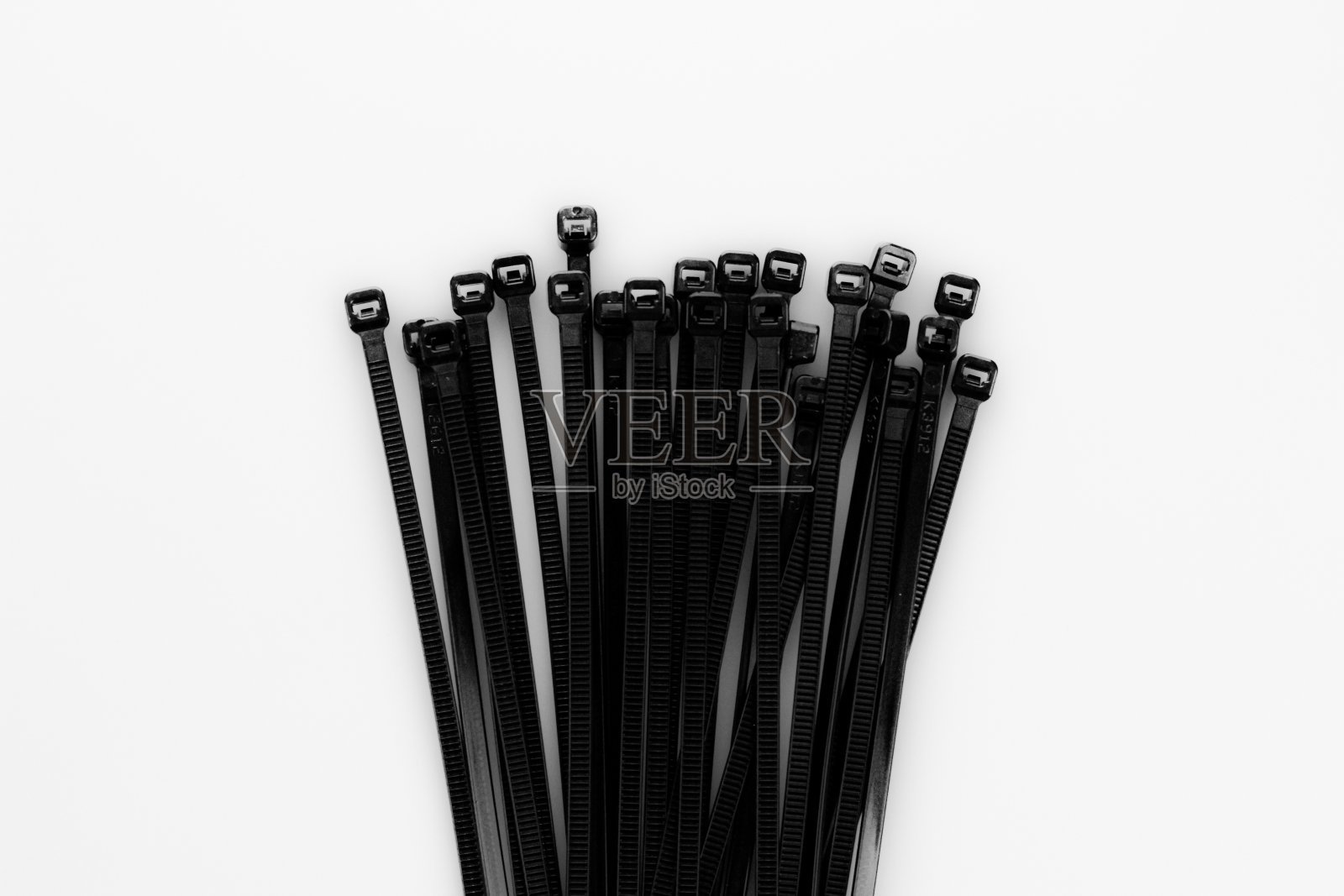 白色背景上的黑色扎带照片摄影图片