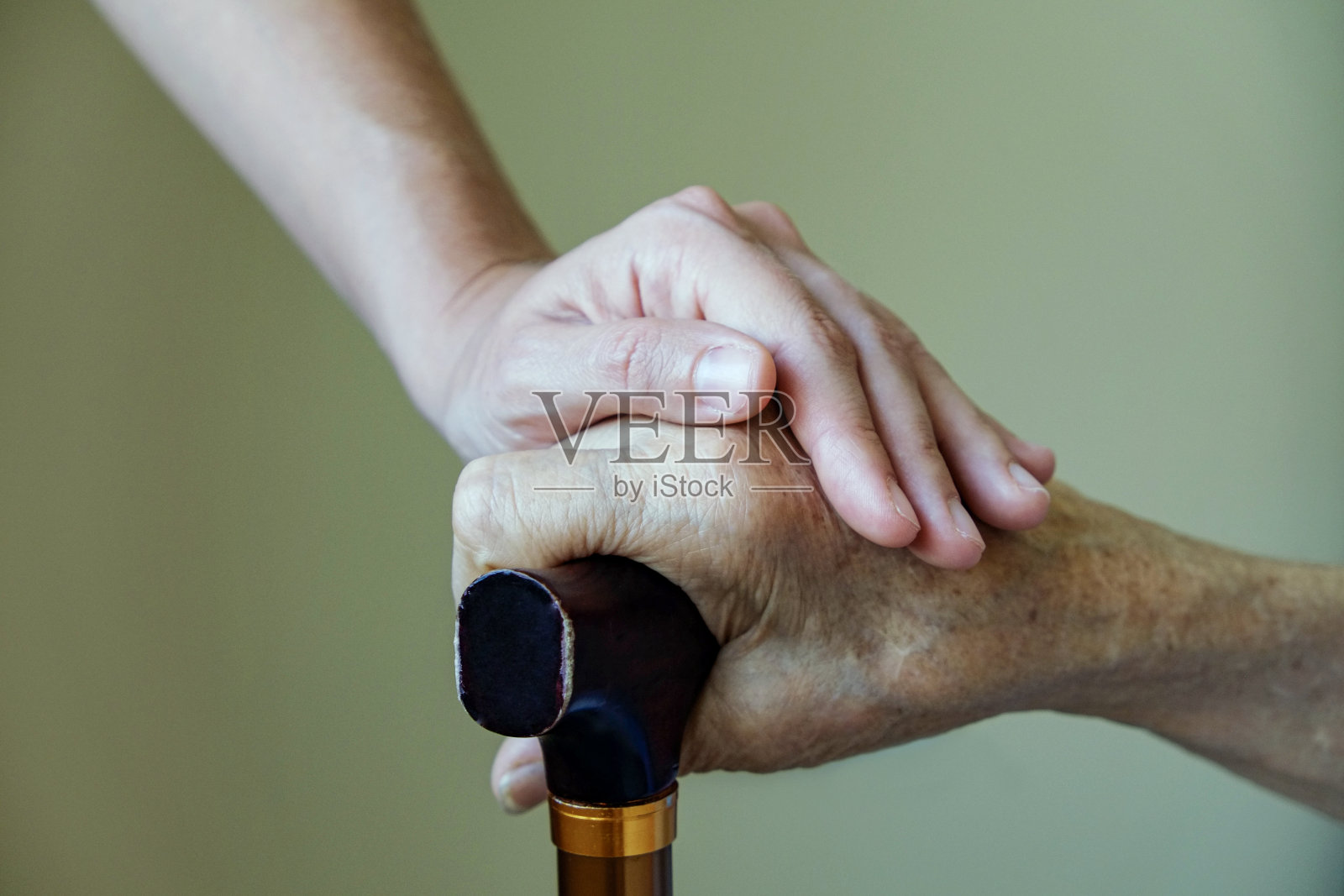 资深女士和专业护理人员。照片摄影图片