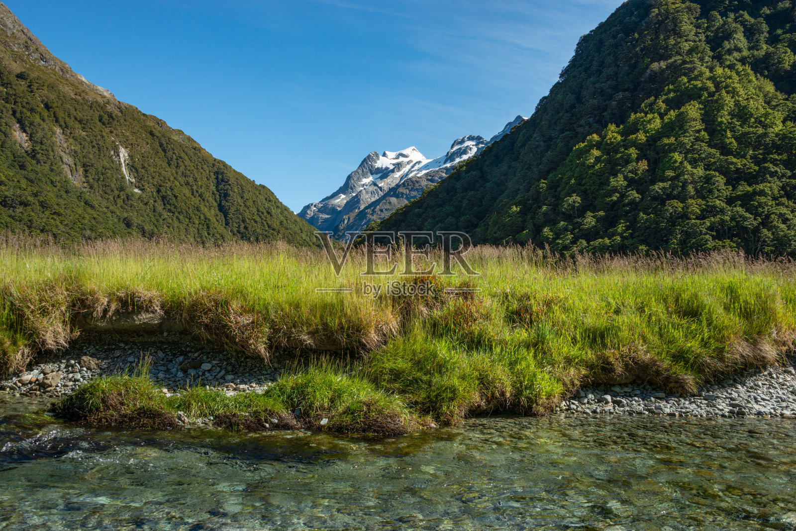 从路特伯恩平地上的山景，路特伯恩轨道，新西兰伟大的步道之一。照片摄影图片