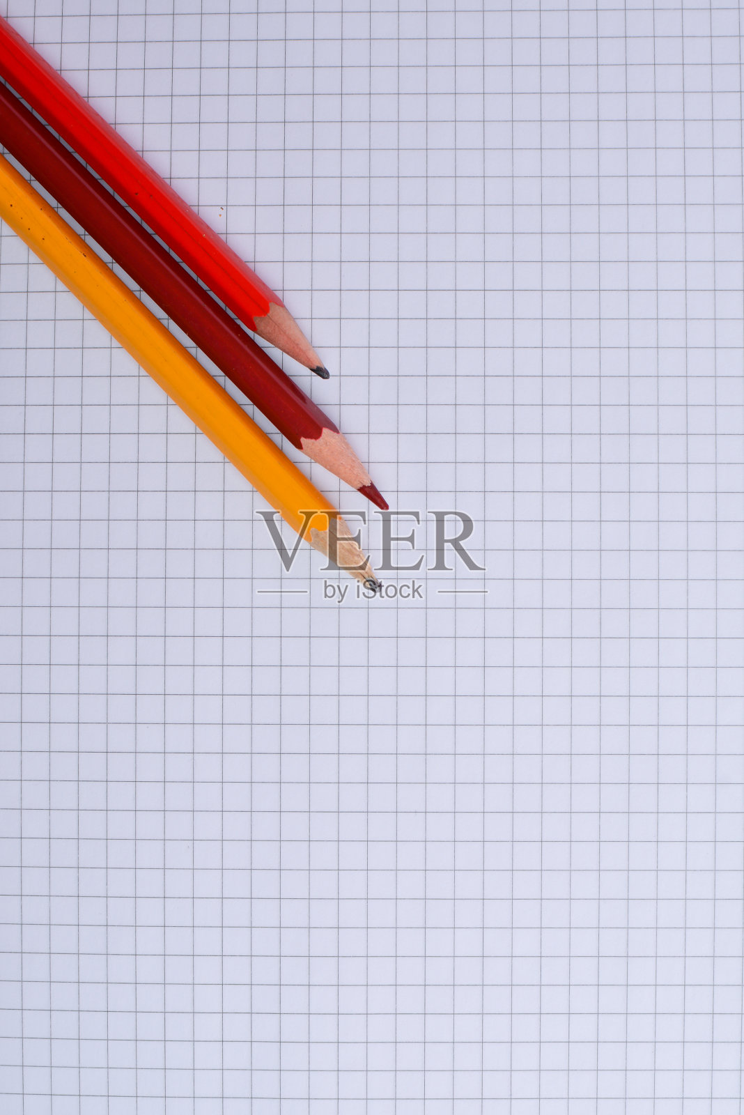 白色木制背景上的空白笔记本和铅笔照片摄影图片