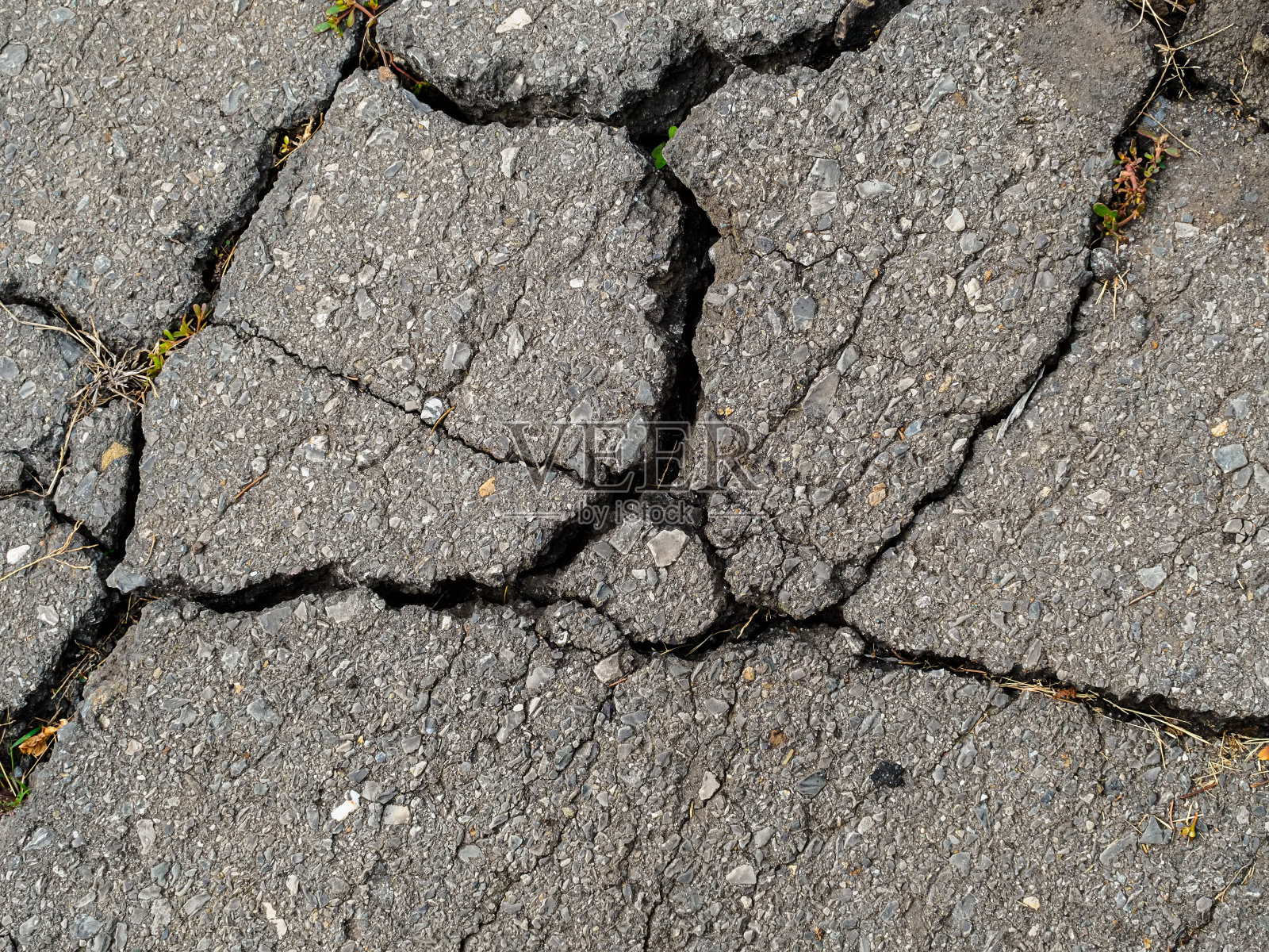 裂缝的灰色沥青靠近照片摄影图片