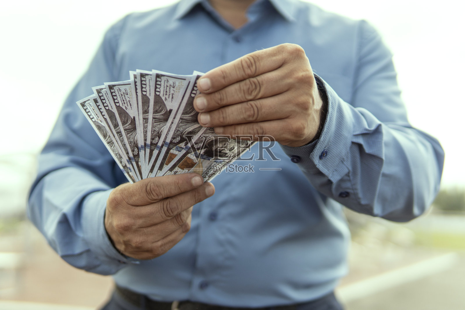 商人带着钱在大自然的一个模糊的背景照片摄影图片