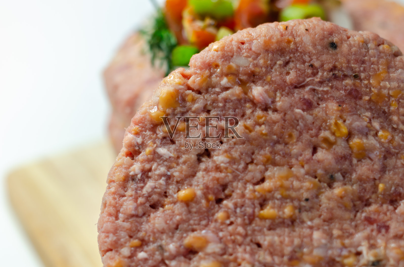 生牛肉汉堡混合焦糖红洋葱和浓郁的莱斯特红奶酪，准备烧烤，照片摄影图片