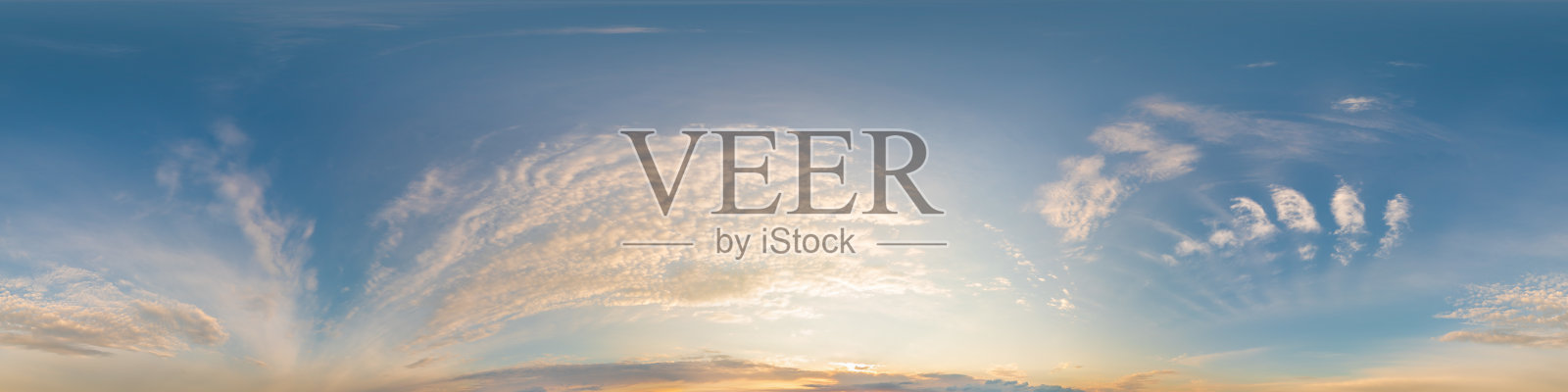 深蓝色的日落天空全景与卷云。球面等矩形格式无缝hdr pano。完整的天顶3D可视化，游戏和天空替换无人机360全景照片摄影图片