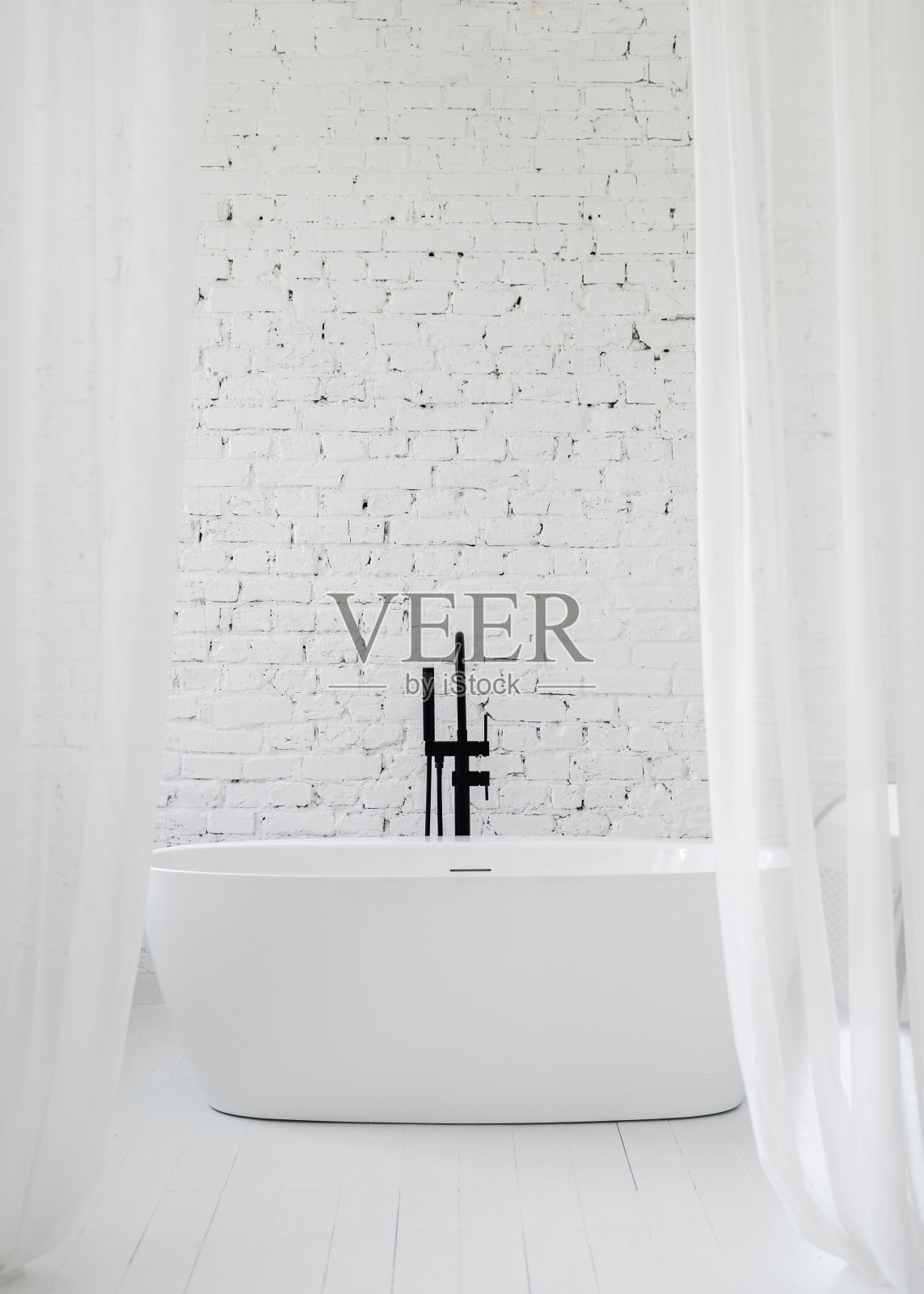 白色薄纱浴室，浴室靠砖墙照片摄影图片