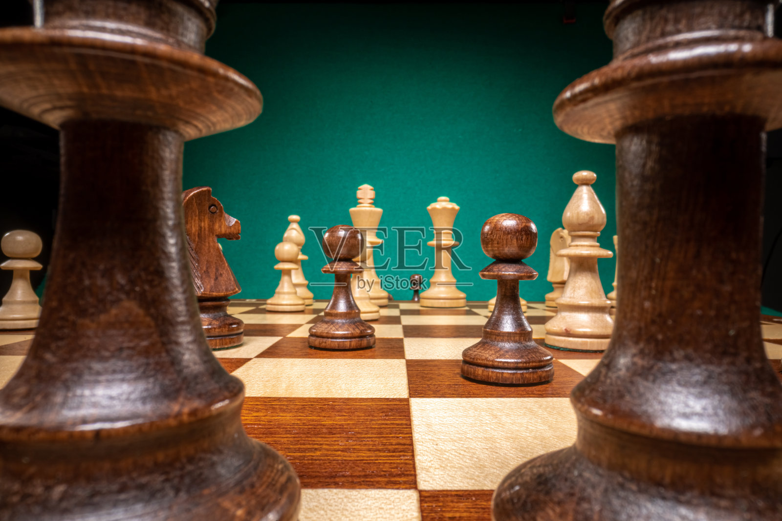 特写的国际象棋与白色和黑色的棋子照片摄影图片