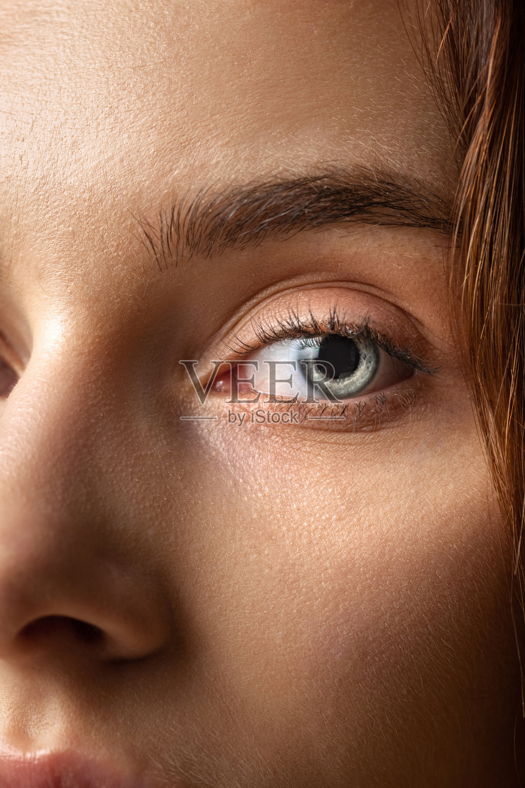 年轻美丽的女孩没有化妆的裁剪脸孤立在灰色的工作室背景。自然美景的概念。照片摄影图片