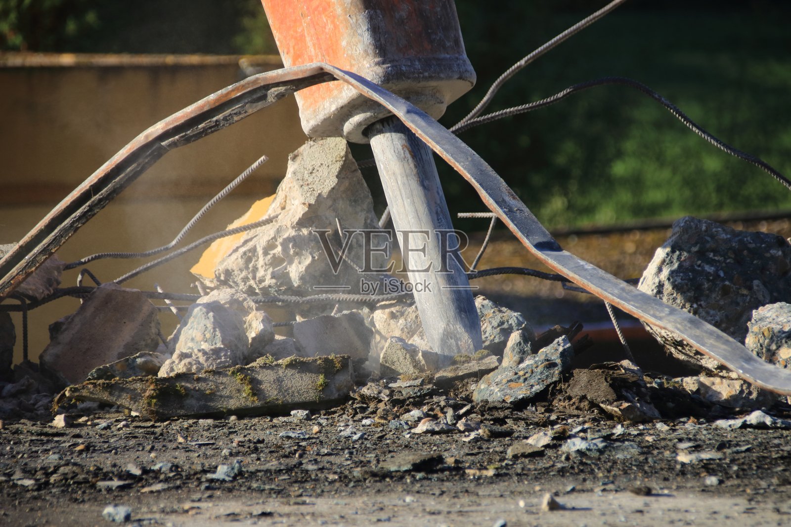 用大凿子拆除天花板照片摄影图片